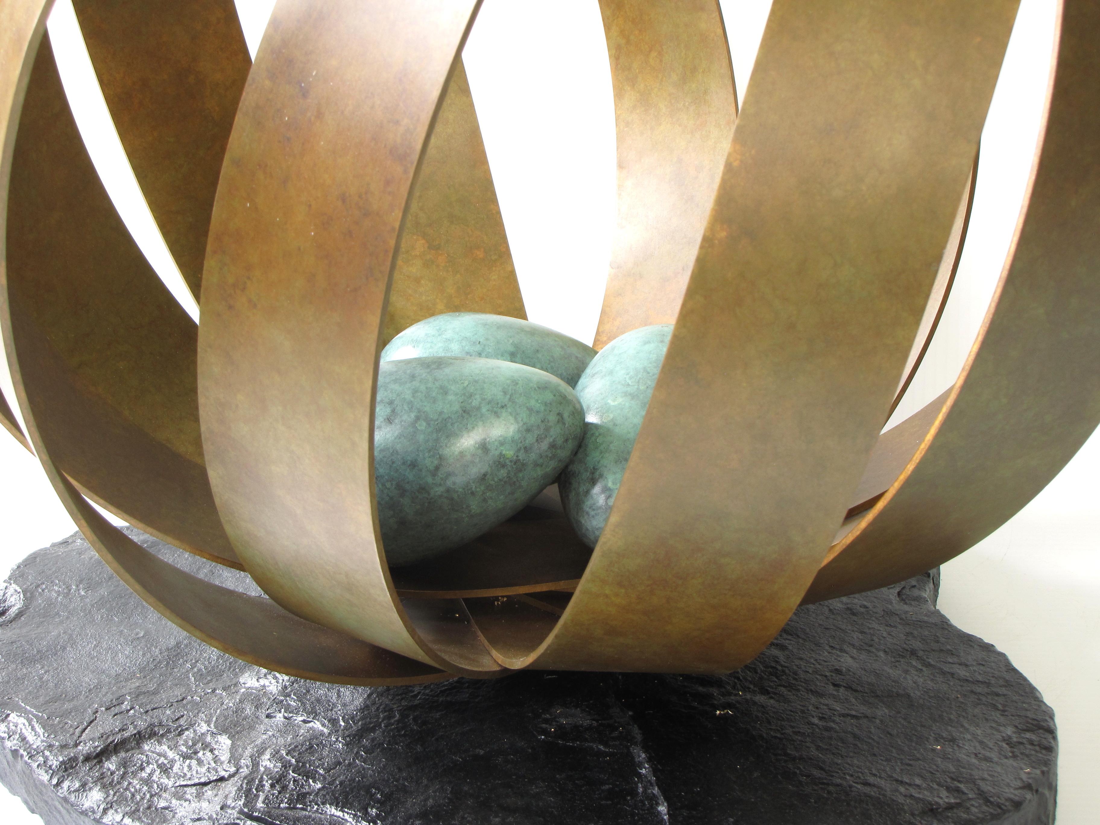 The Nest (oiseau en bronze, sculpture zen abstraite autochtones, œufs sur piédestal, œuvre d'art - Sculpture de Eric Tardif