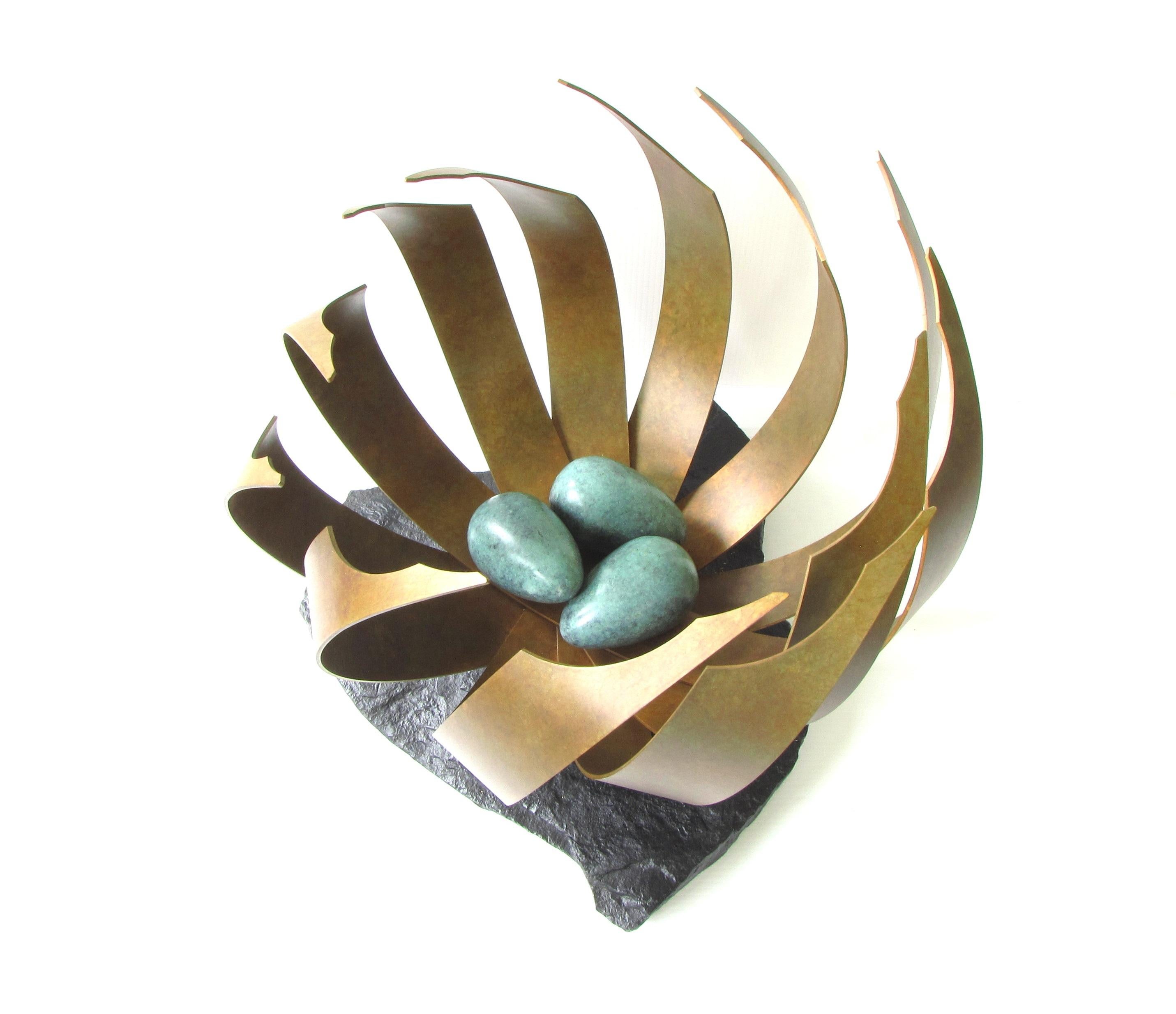 The Nest (oiseau en bronze, sculpture zen abstraite autochtones, œufs sur piédestal, œuvre d'art - Or Abstract Sculpture par Eric Tardif