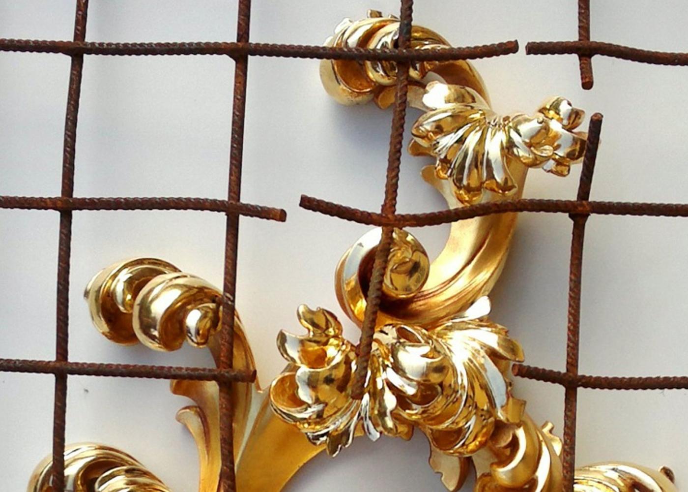 Conquest, Renaissance style, gold carved wood, reclaimed rusted steel mesh - Sculpture by Egon Digon