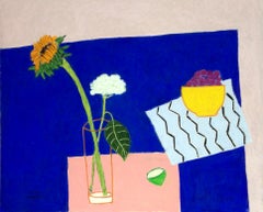 Girasol y hortensia sobre mesa azul