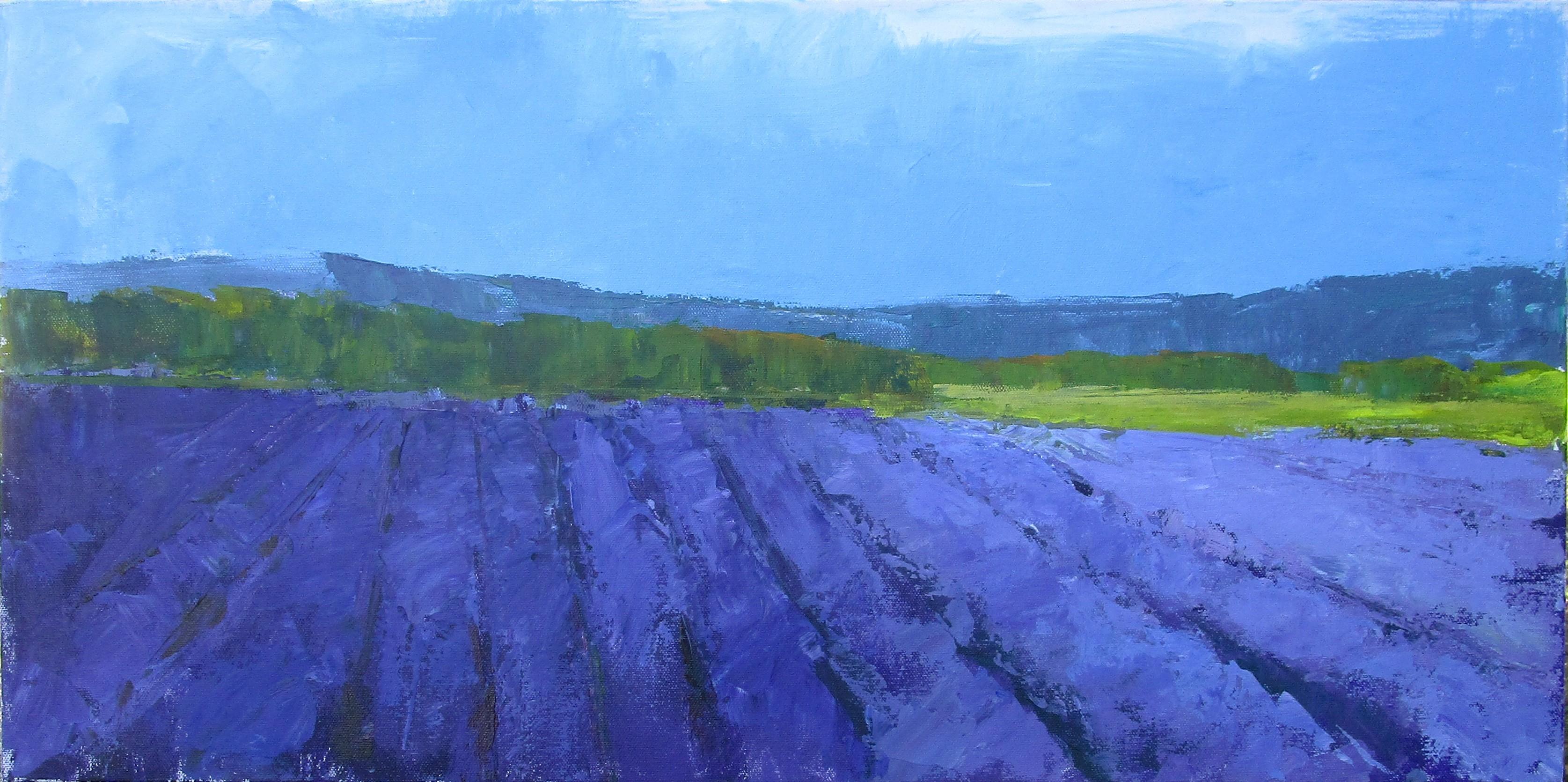 Lavendelfarbenes Feld und Berge, Provence, Originalgemälde – Art von Janet Dyer