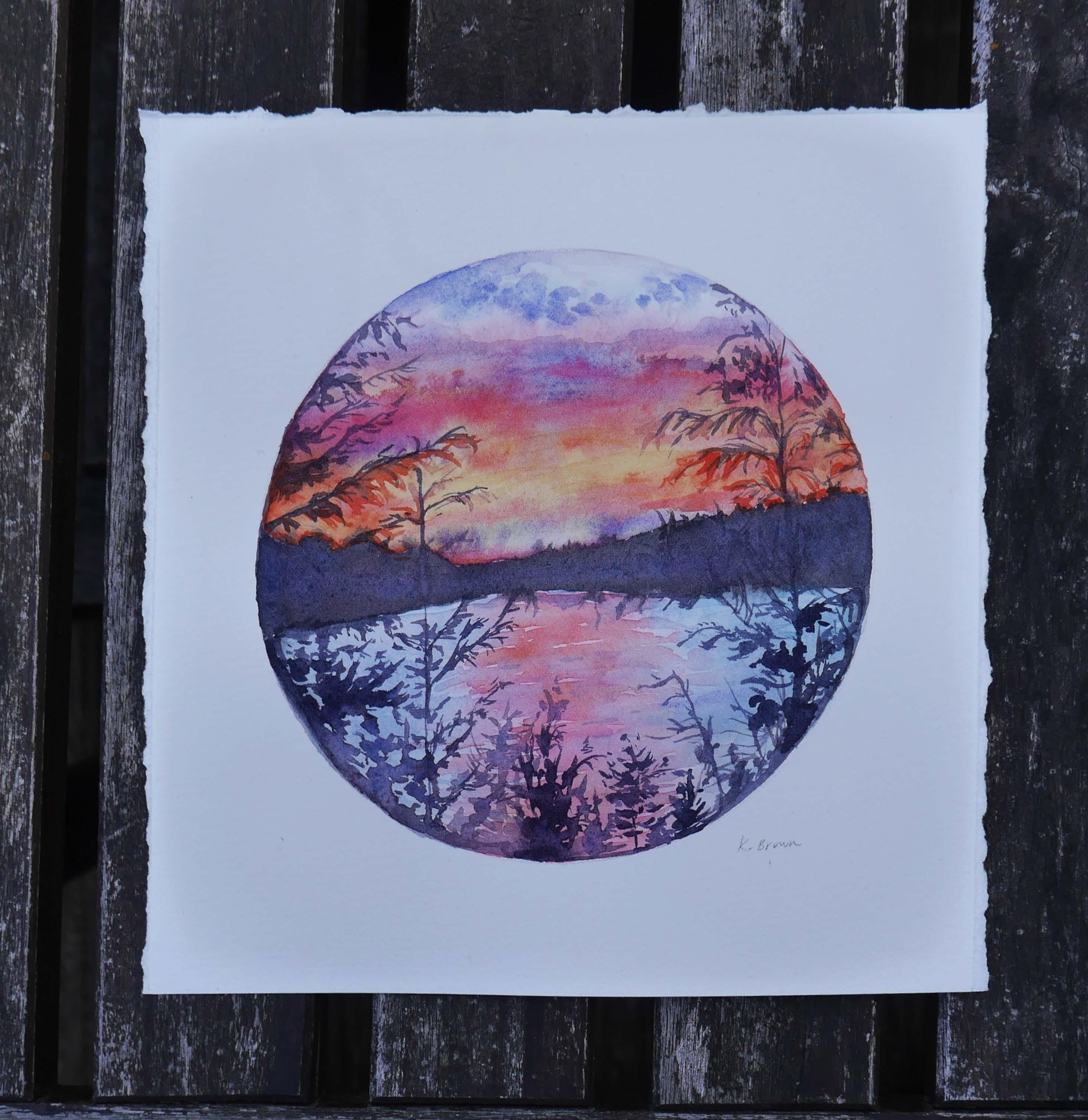 <p>Commentaires de l'artiste<br>L'artiste Kristen Brown représente une séparation d'arbres révélant un lac tranquille au crépuscule. La composition paisible capture les couleurs brillantes de la lumière du soir avec les arbres de la forêt rendus par