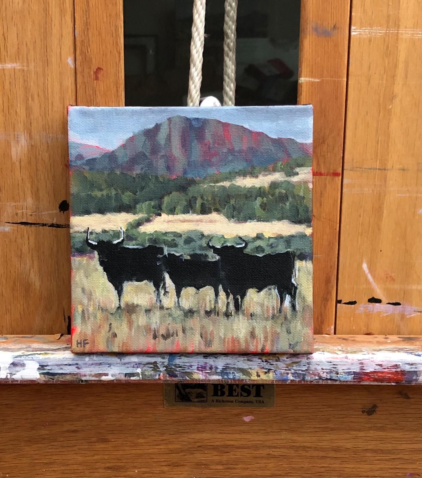 <p>Commentaires de l'artiste<br>L'artiste Heather Foster présente un paysage calme du nord du Nouveau-Mexique. Trois taureaux s'alignent au centre du champ herbeux, devant une vue imprenable sur des montagnes monumentales. Heather commémore et