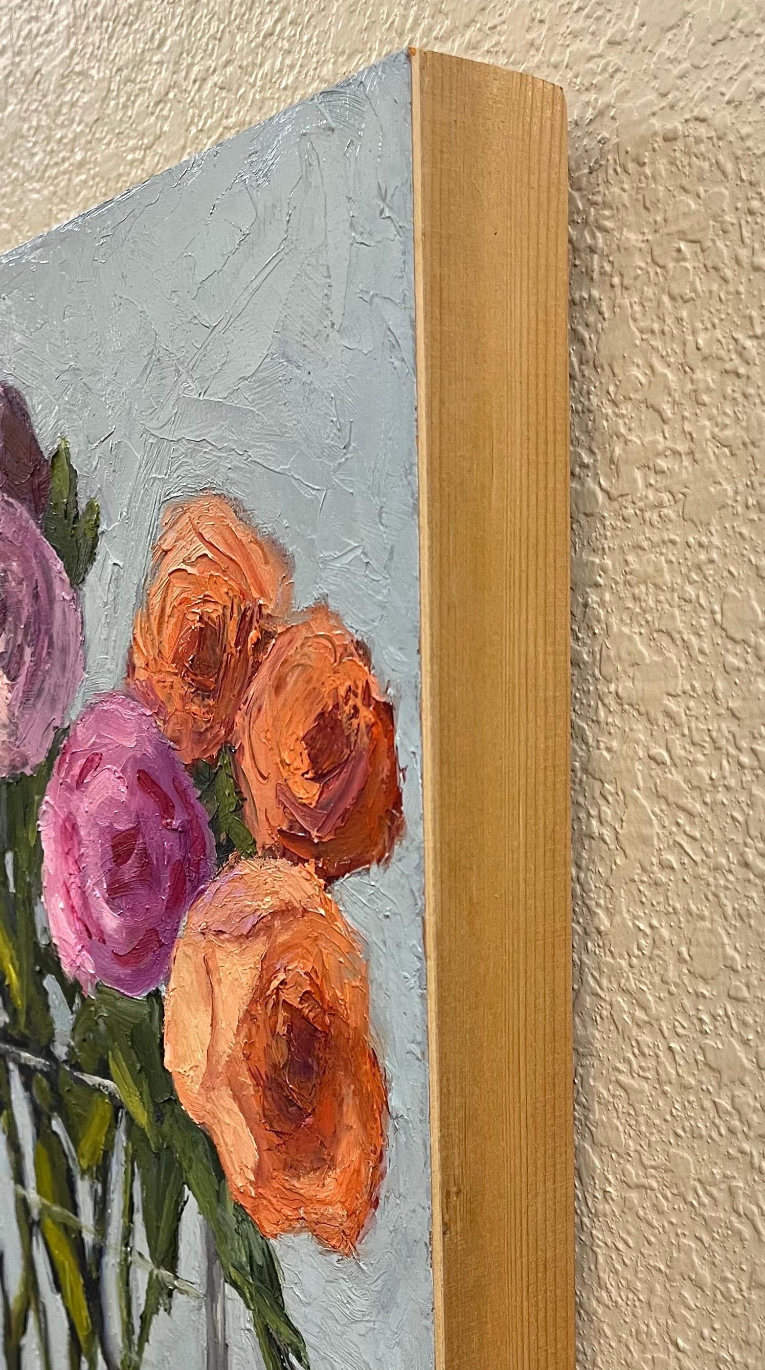 Roses à rayures bleues, peinture à l'huile - Painting de Pat Doherty