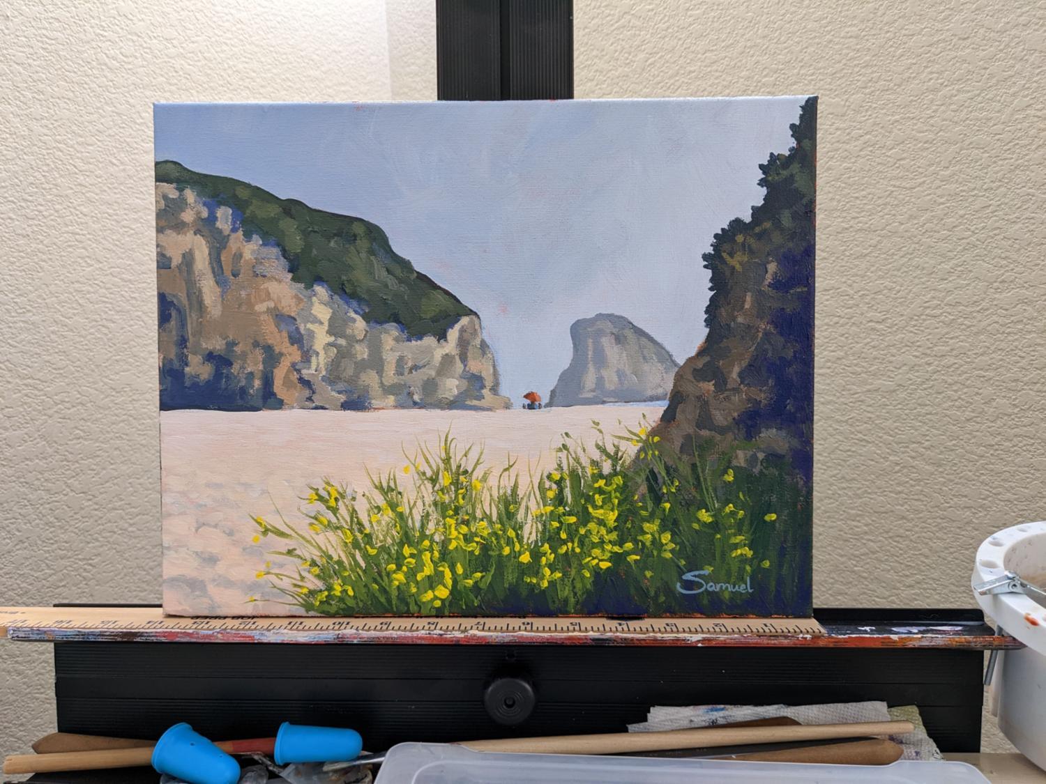 La roccia della pinna di squalo, Santa Cruz, con un'esplosione di fiori gialli, dipinto originale - Painting Impressionismo astratto di Samuel Pretorius