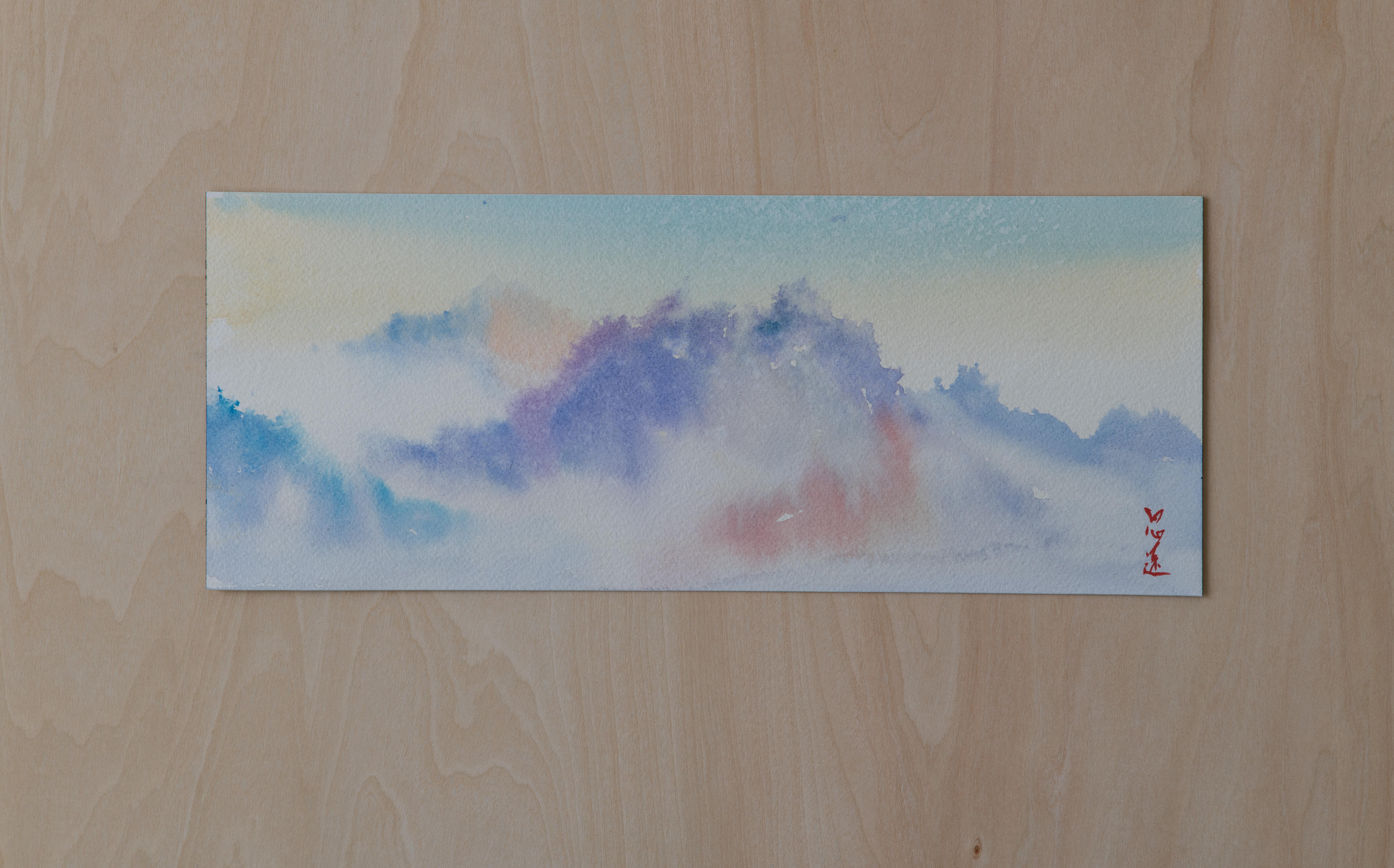 <p>Kommentare des Künstlers<br>Der Künstler Siyuan Ma zeigt eine ätherische Aussicht auf eine verschneite Bergkette mit einem abstrakten Ansatz. Nach dem Regen scheint das Sonnenlicht auf die Wassertröpfchen in der Luft. Durch Brechung und Reflexion