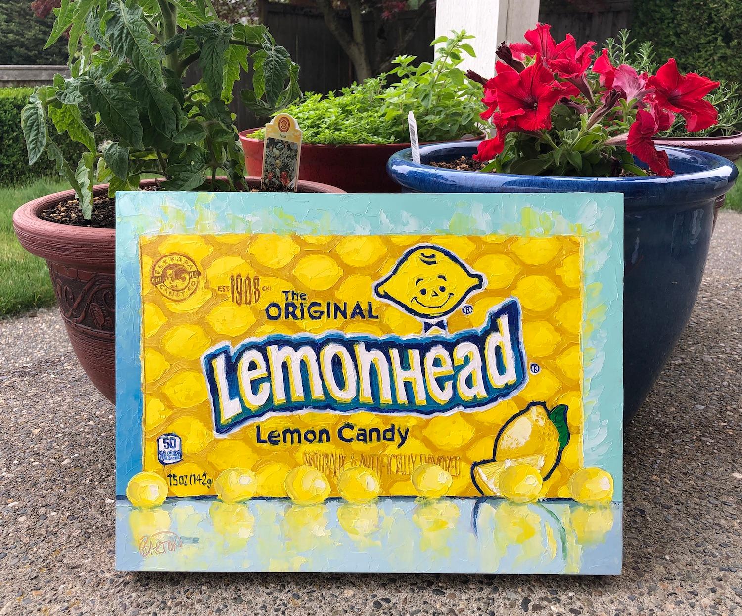 <p>Kommentare der Künstlerin<br>Die Künstlerin Karen Barton malt eine Packung Lemonhead mit sieben glänzenden Stücken, die im Vordergrund stehen. Sie zeigt eine verlockende Präsentation eines klassischen Bonbons. Karen malt mit Pinsel und Spachtel,