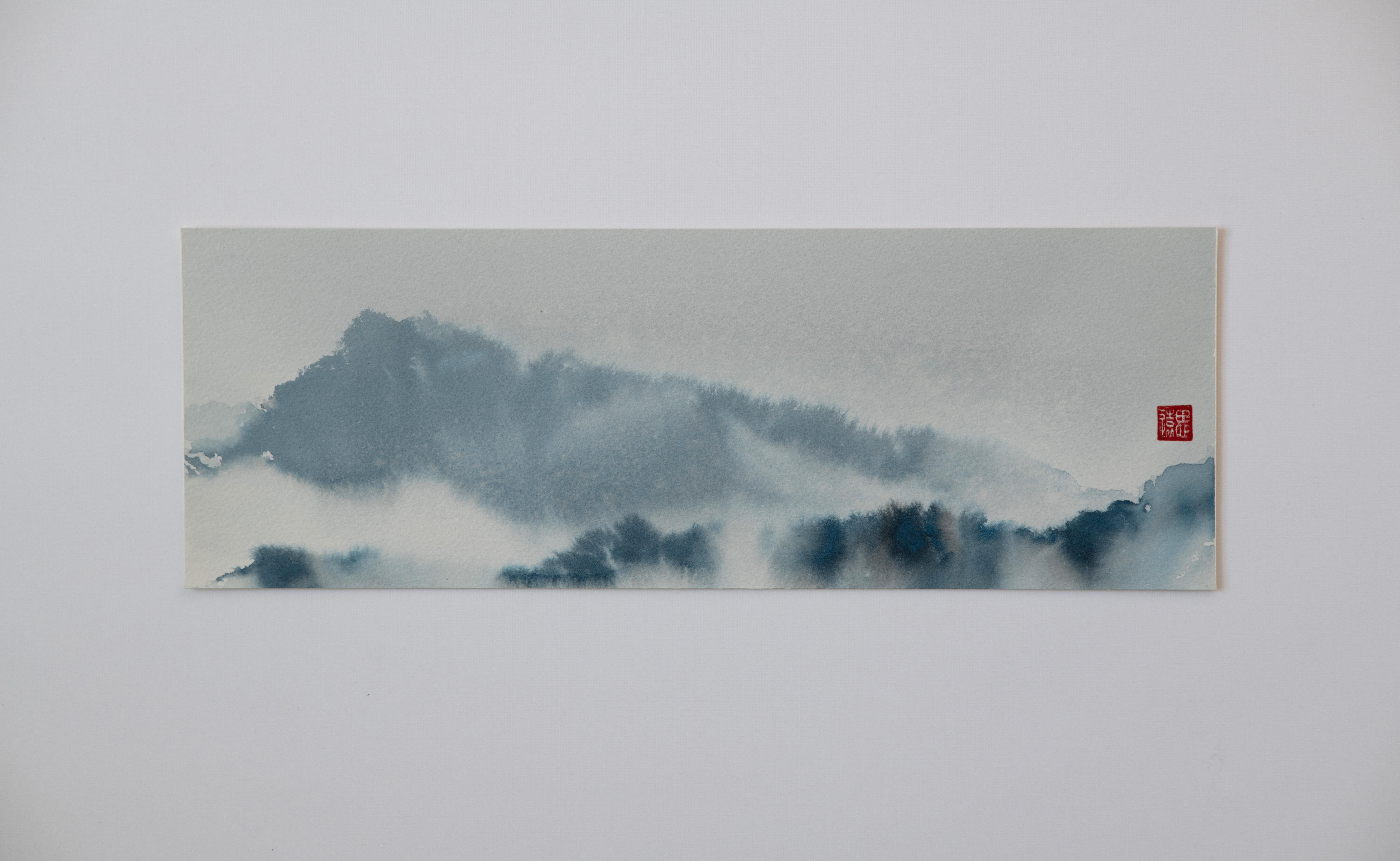 <p>Kommentare des Künstlers<br>In dem Werk des Künstlers Siyuan Ma taucht ein atemberaubendes Bergpanorama aus dem Nebel auf. Die abstrakte Bildsprache entführt den Betrachter in eine traumhafte Welt aus sanft mäandernden Farben. Kontinuierliche
