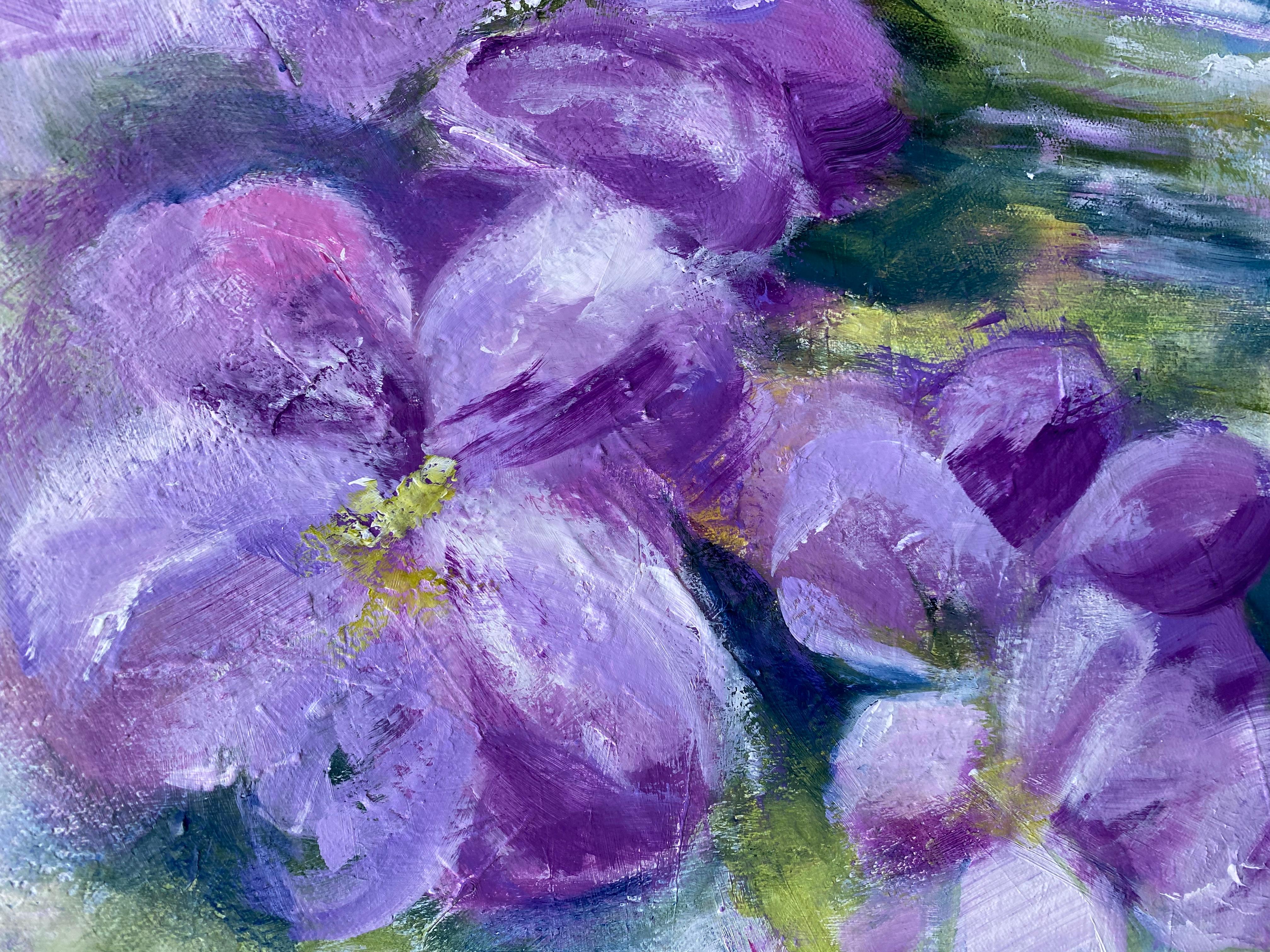 Lila Blumen in Vase, Originalgemälde (Violett), Still-Life Painting, von Alix  Palo