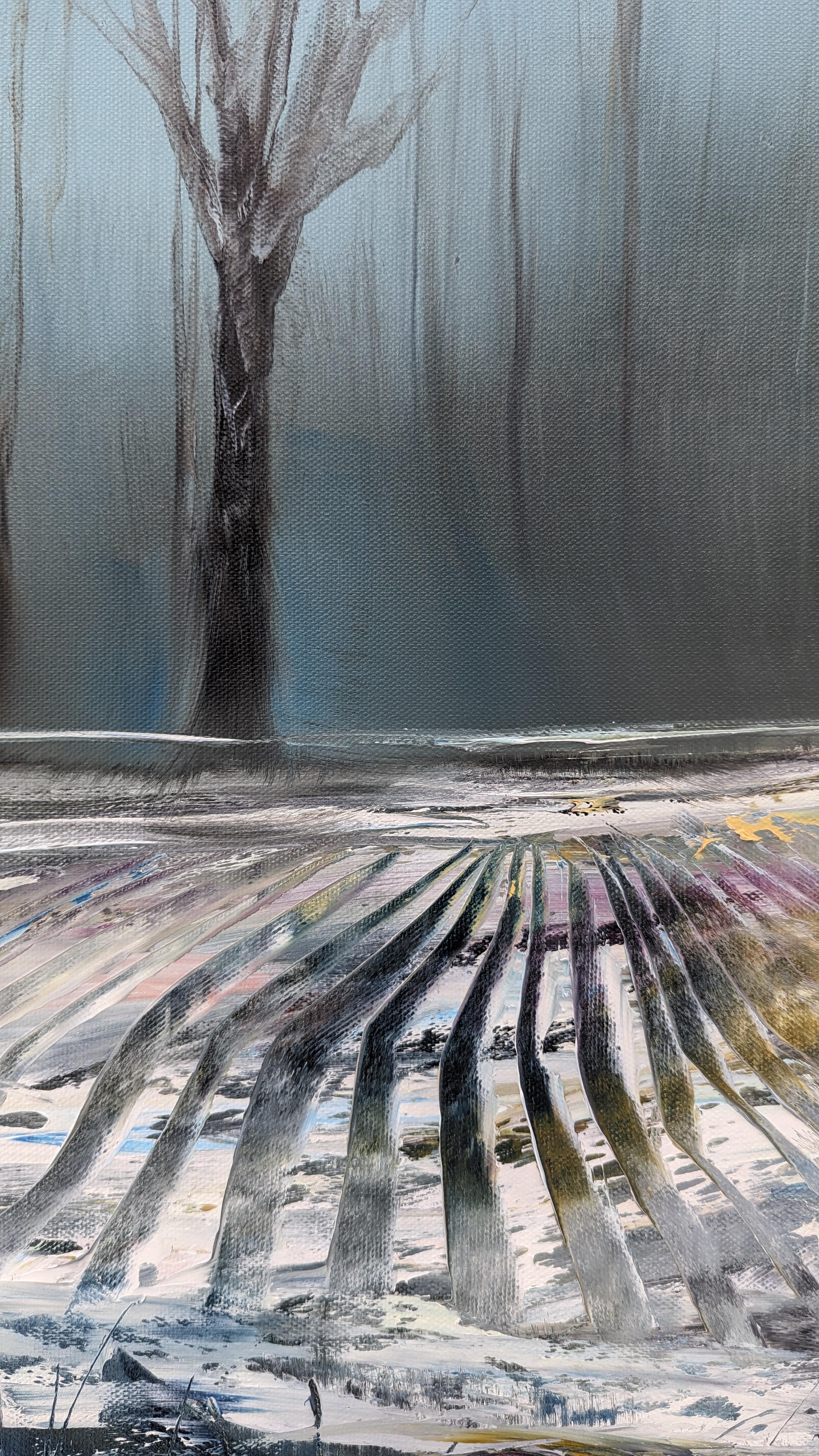 <p>Kommentare des Künstlers<br>Eine ruhige und geheimnisvolle Atmosphäre umgibt eine schneebedeckte Landschaft. Im Vordergrund sind Spuren von Gras zu sehen, während ein Nebelschleier die entfernte Baumgrenze sanft verwischt. Blau-, Grau- und