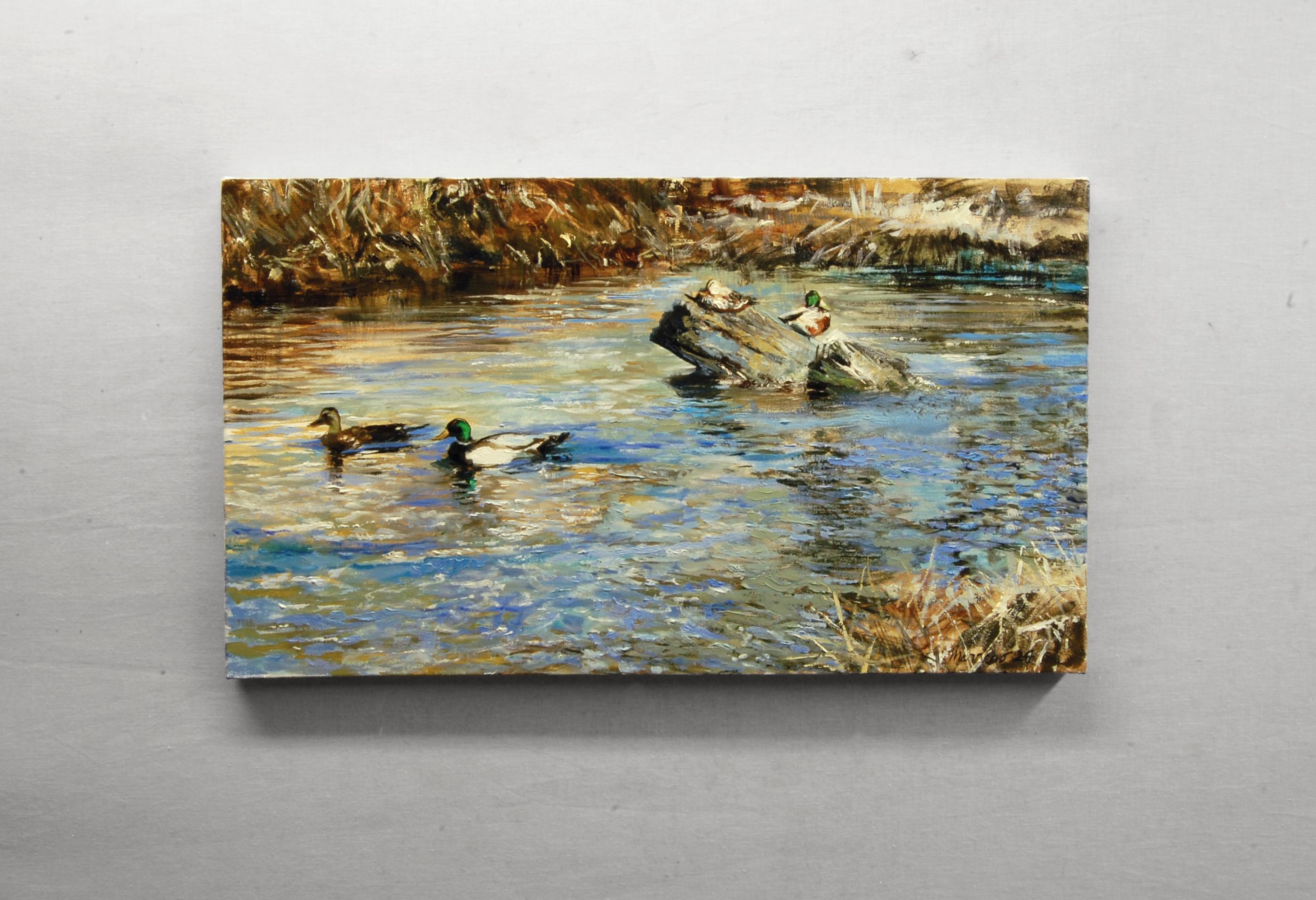 <p>Kommentare des Künstlers<br>Stockenten spiegeln sich auf dem schnell fließenden Wasser, und ein Paar gleitet anmutig neben einer dritten Ente, die auf einem Baumstamm sitzt. Dynamische Pinselführung und Spachteltechniken fangen das sanfte