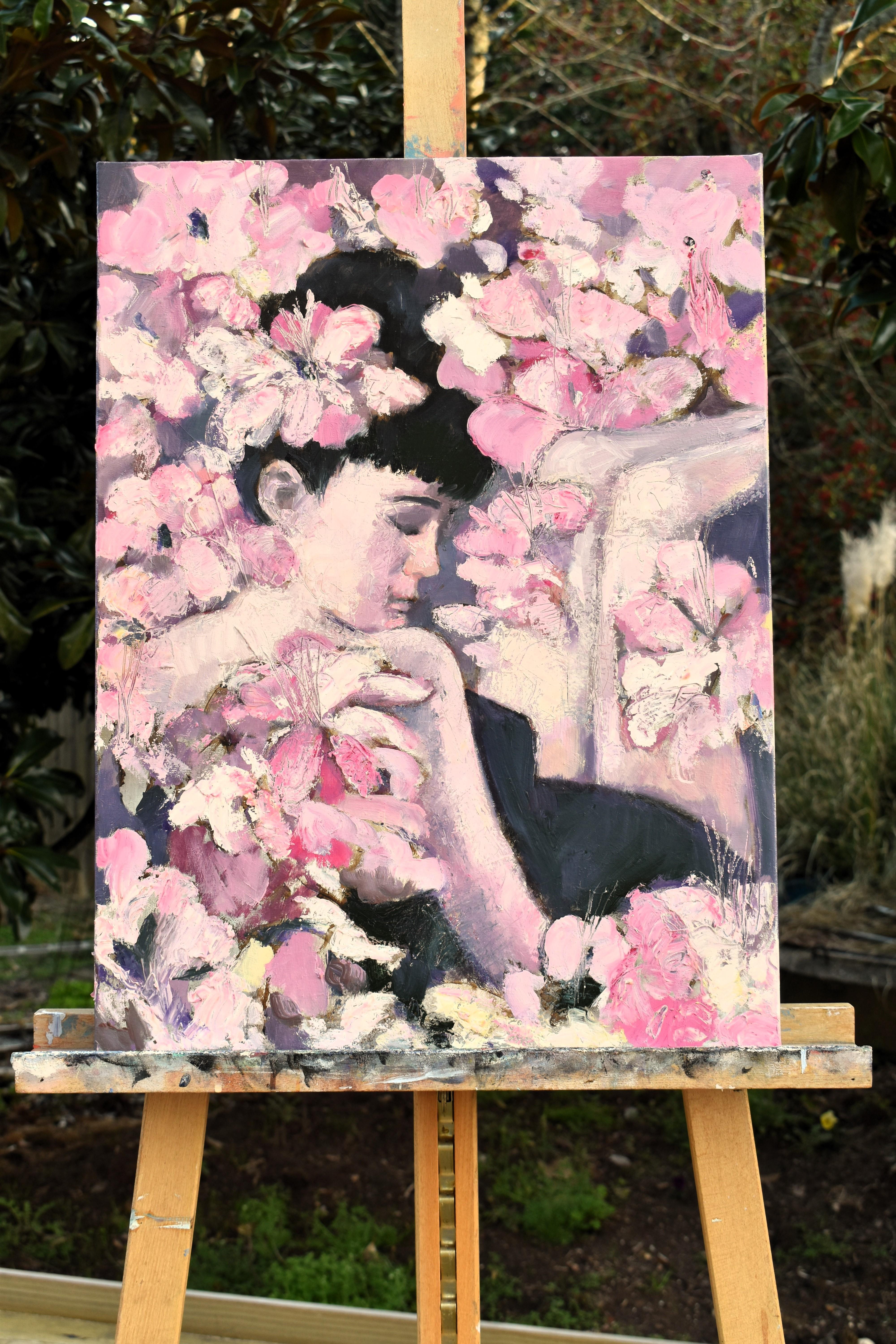 <p>Kommentare des Künstlers<br>Eingebettet in eine Explosion von rosa Blüten wird eine Frau eins mit ihrer Umgebung. Sanfte Farbtöne bilden ein himmlisches Refugium, das ihr einen ruhigen Platz zum Ausruhen bietet. Das mit einem Spachtel gemalte