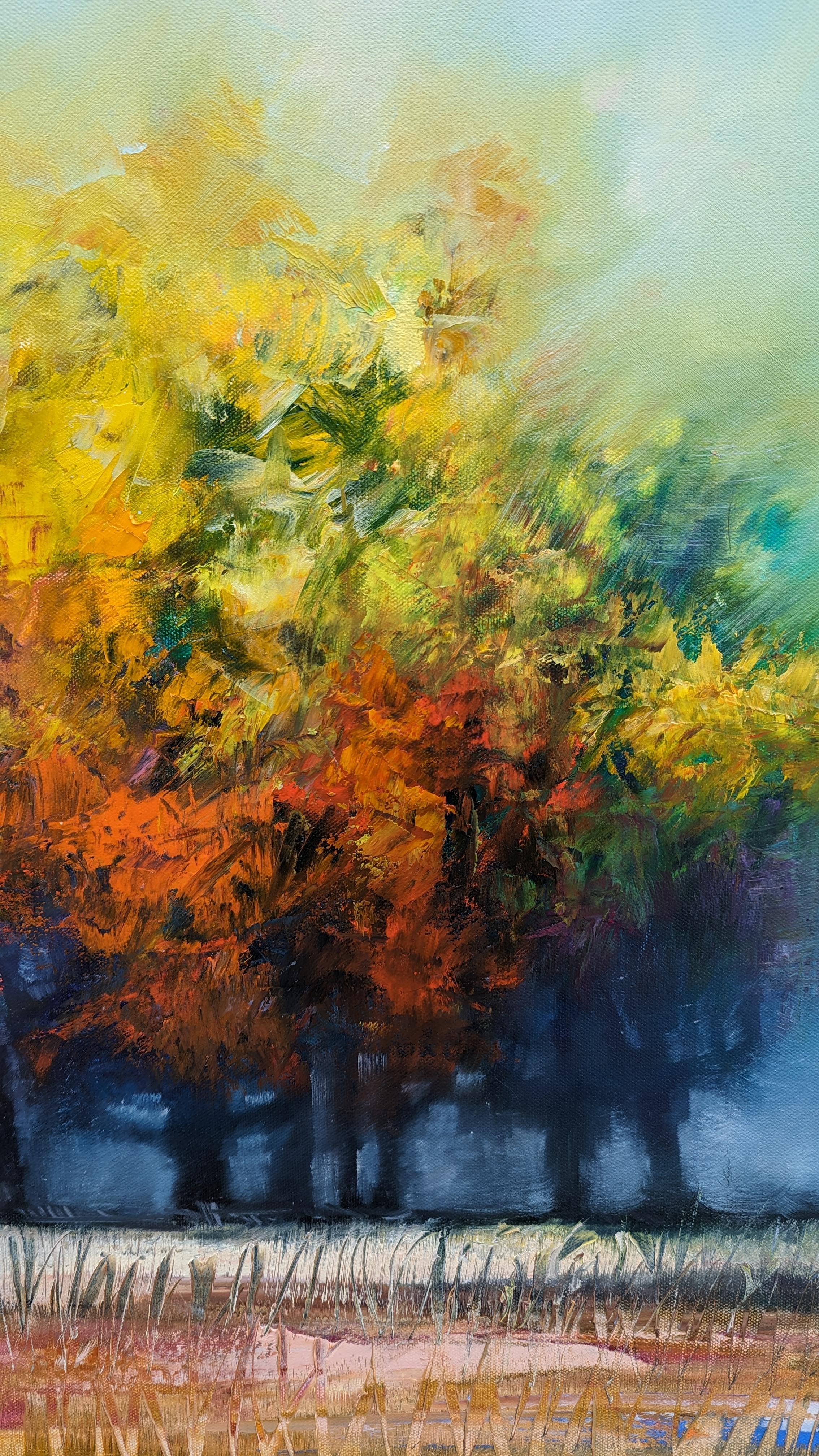 <p>Kommentare des Künstlers<br>Eine Gruppe von Bäumen steht dicht beieinander, ihre herbstlich gefärbten Baumkronen verschmelzen zu einer Einheit. Ihre dunstige Umgebung spiegelt die Sanftheit der Wolken über ihnen wider. Im Vordergrund wiegen sich