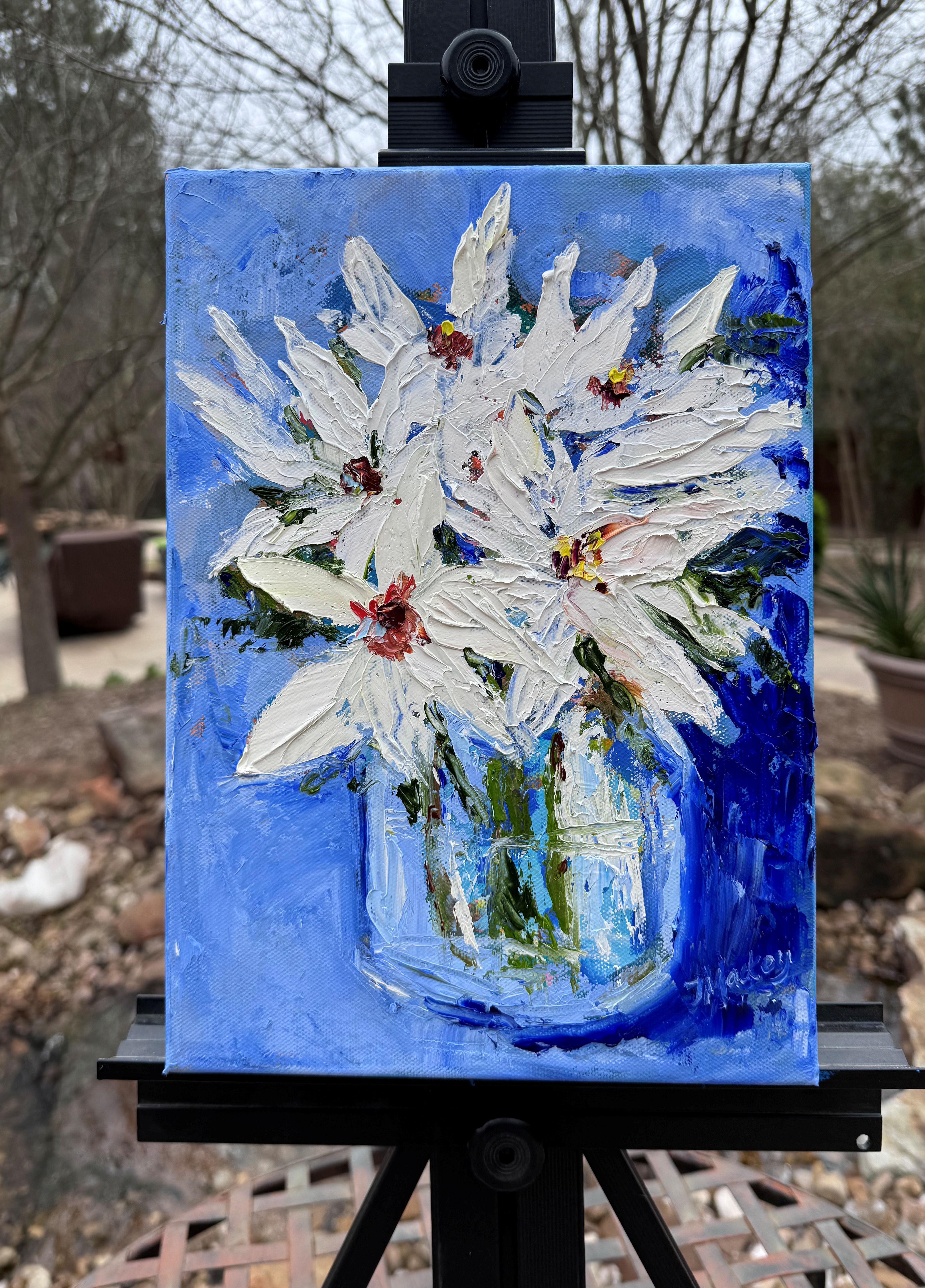 <p>Kommentare des Künstlers<br>Weiße Lilien zieren eine klare Vase. Der blaue Hintergrund verleiht dem Stillleben eine erfrischende und lebendige Energie. Mit einem Spachtel gemalt, verleihen die spontanen Pinselstriche jedem Blütenblatt eine reiche