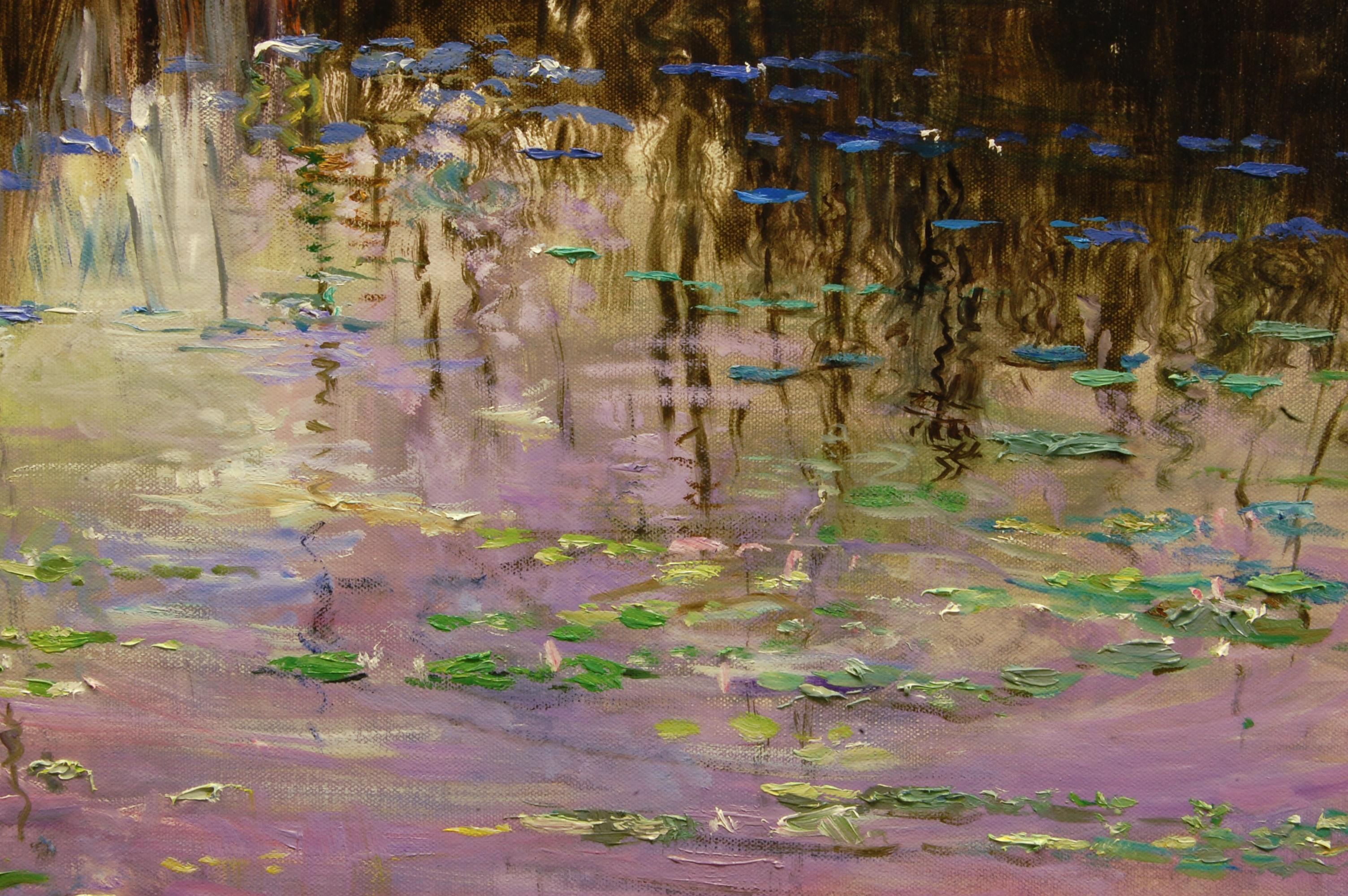 <p>Kommentare des Künstlers<br>Die Farben des frühen Abends spiegeln sich auf einem friedlichen See und tauchen seine Oberfläche in sanfte Violetttöne. Die Wasserpflanzen nehmen unterschiedliche Farbtöne an, je weiter sie sich in die schattigeren