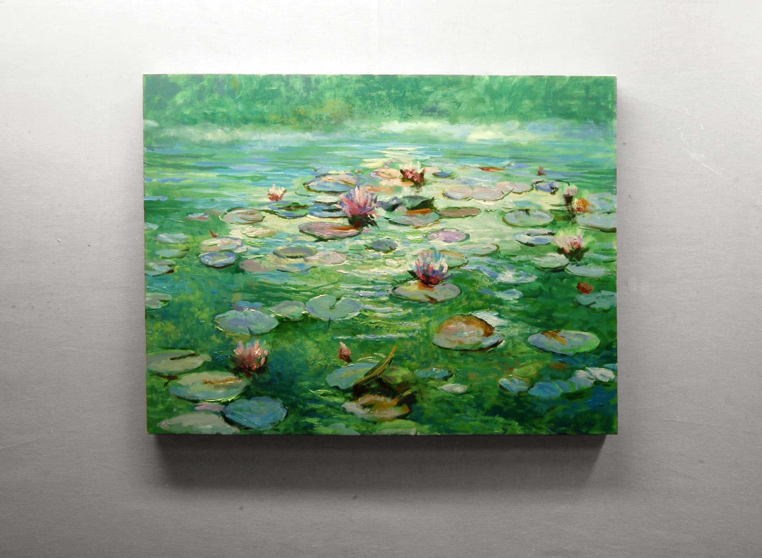 <p>Comentarios del artista<br />Exuberantes nenúfares verdes y nenúfares rosas flotan tranquilamente en un estanque. Las suaves ondulaciones reflejan la luz del sol de primera hora de la mañana, y la niebla aumenta el resplandor. Pintado con trazos