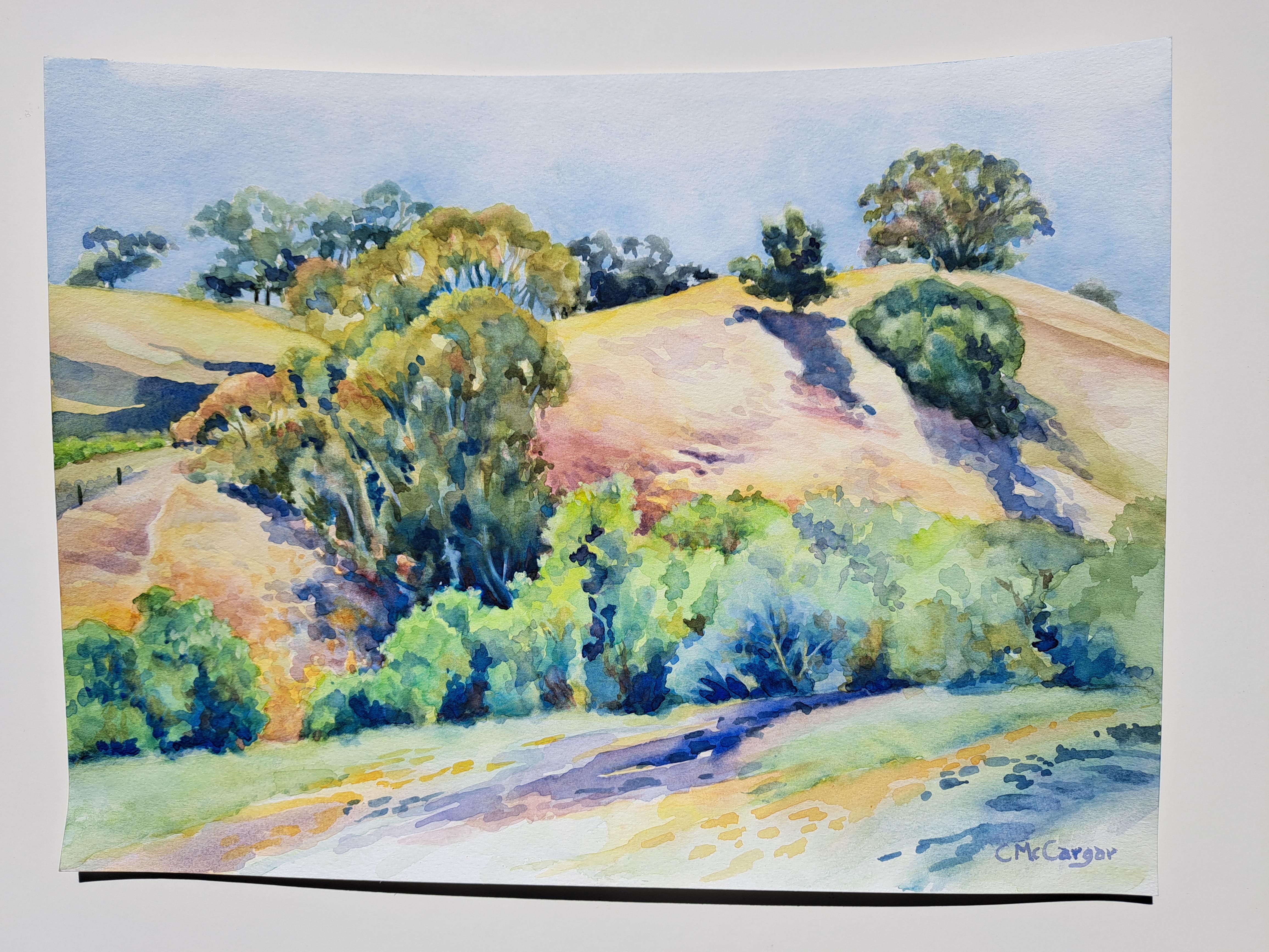 <p>Commenti dell'artista<br />Le colline e le valli della California, costellate di alberi, risplendono sotto il sole estivo. Ombre drammatiche di blu e viola intenso punteggiano l'erba dorata, creando un contrasto sorprendente. In uno stile