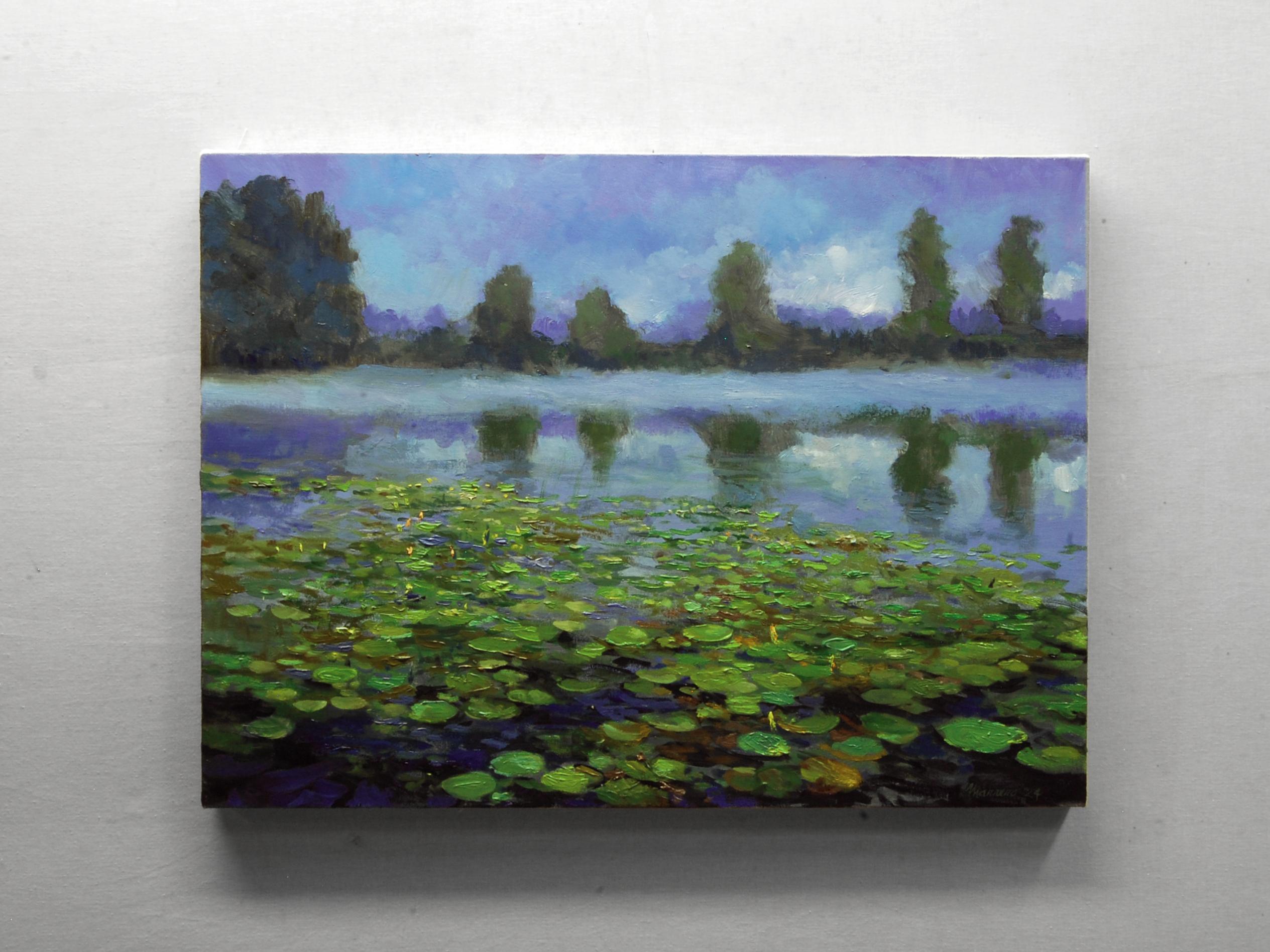 <p>Commentaires de l'artiste<br />Les nénuphars s'étalent sur l'eau, leurs traits vigoureux contrastant avec les détails plus doux au loin. Alors que la brume matinale se dissipe, l'étang commence à refléter le ciel violet. Une atmosphère paisible