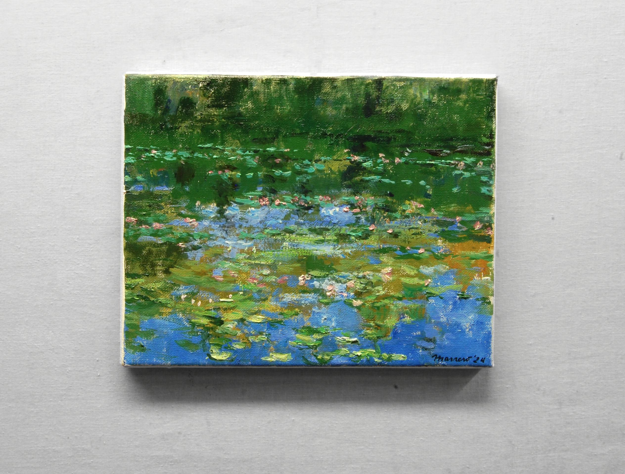 <p>Comentarios del artista<br />Los nenúfares flotan serenamente en un estanque, sus flores rosas contrastan con el follaje verde. La luz del sol baila por la escena, reflejándose en brillantes manchas azules y verdes. Con trazos vigorosos, el