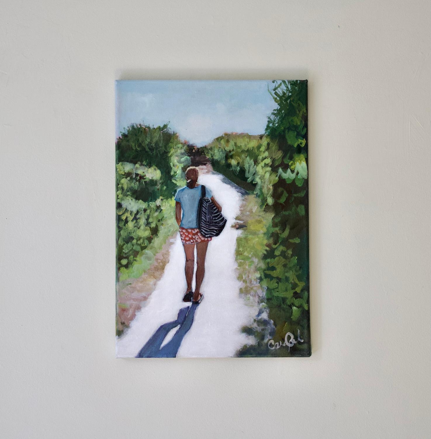 <p>Comentarios del artista<br />Una mujer camina bajo un cielo despejado de verano en Newport, Rhode Island. El camino se extiende en la distancia y crea una sensación de apacible soledad. Las sombras proyectadas por la figura y el follaje