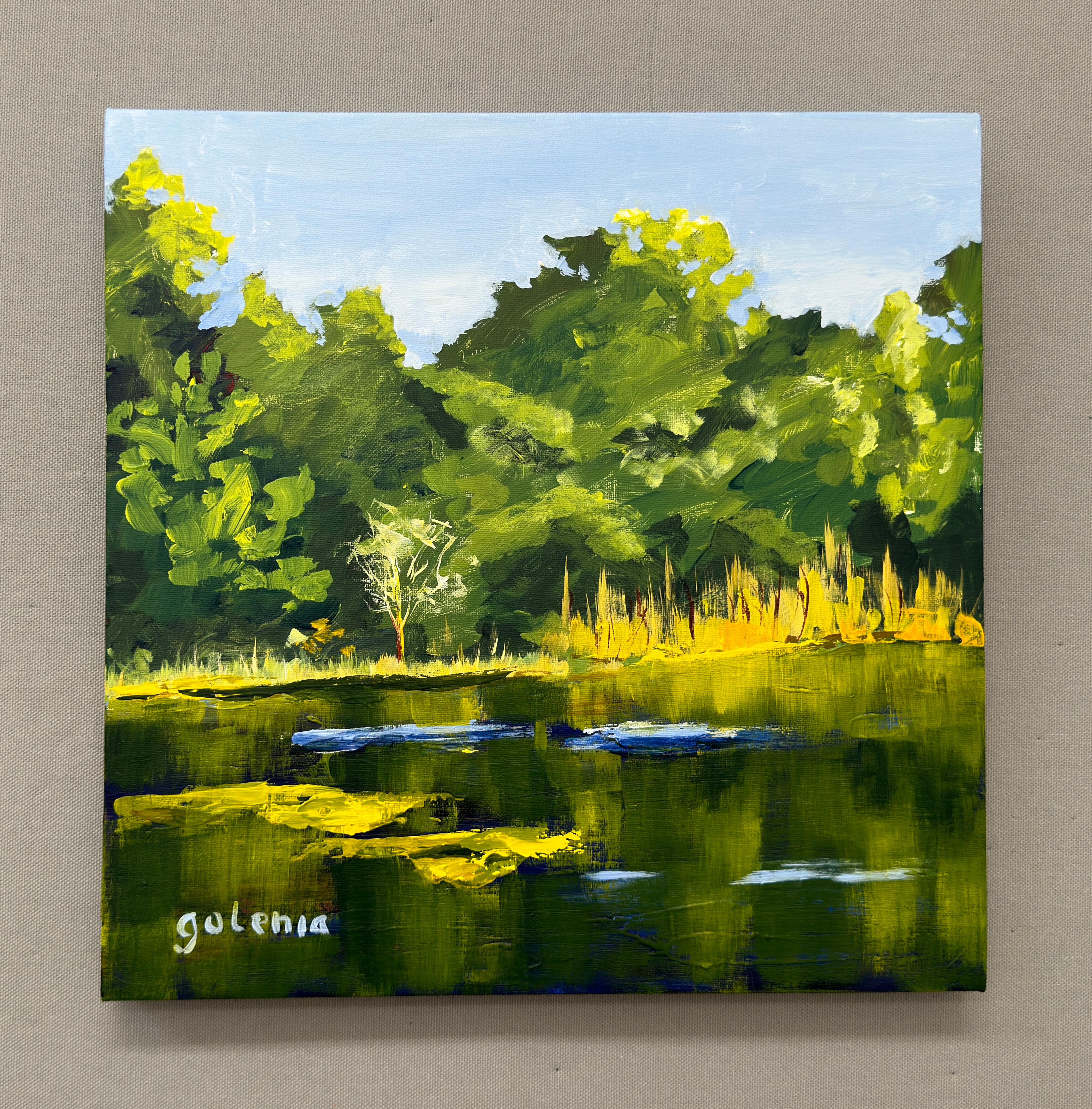 <p>Commenti dell'artista<br />Una piccola macchia di canne costeggia il bordo di uno stagno, catturando il sole del primo mattino. Le loro pale dorate contrastano con il verde intenso degli alberi circostanti. L'acqua ferma rispecchia gli splendidi