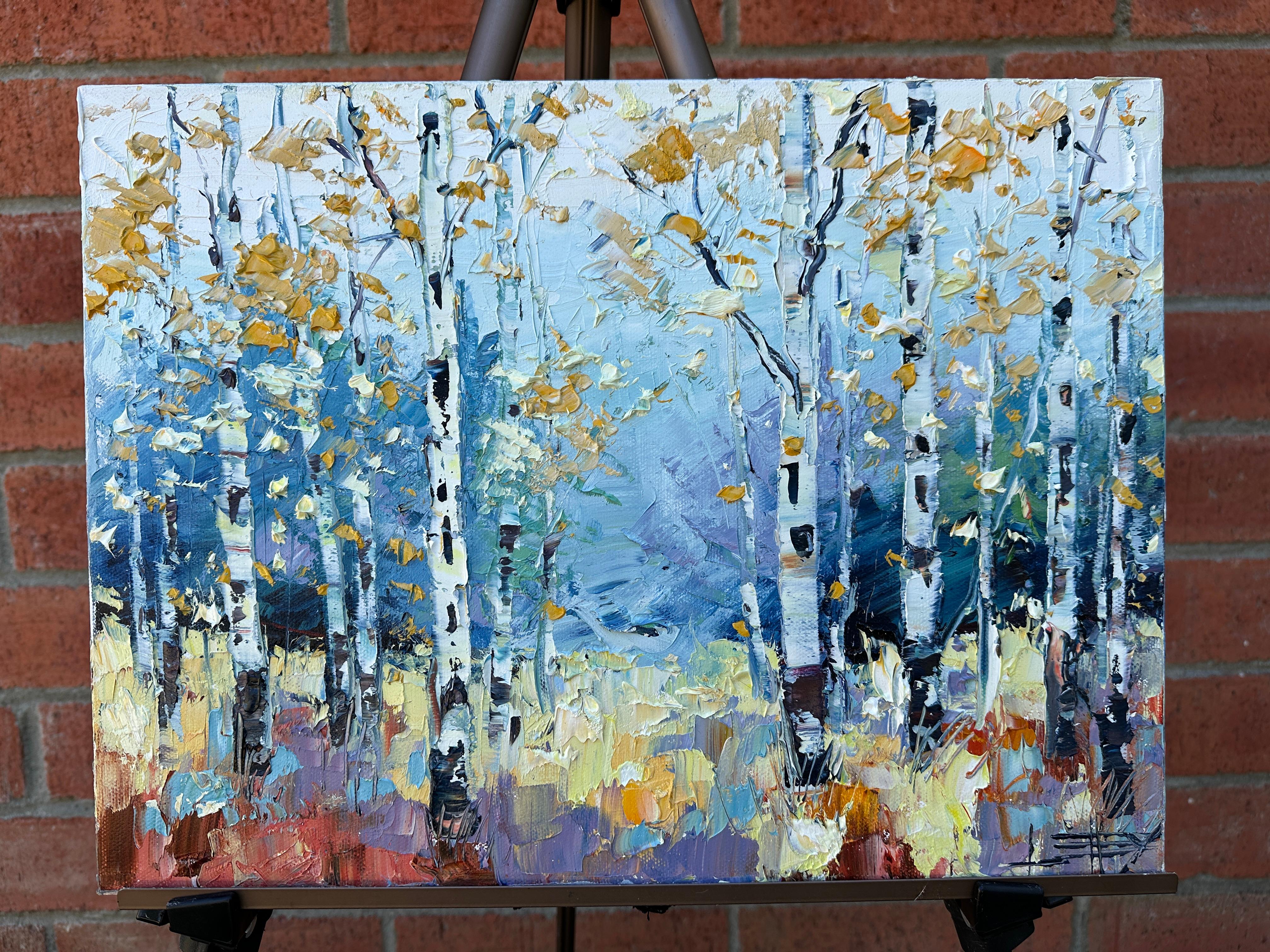 <p>Comentarios del artista<br />Hojas doradas se aferran a esbeltos árboles, cuyos troncos blancos destacan sobre un fondo azul. El follaje rojo, amarillo y naranja cubre el suelo, captando un fresco día de otoño en las montañas. La artista Lisa