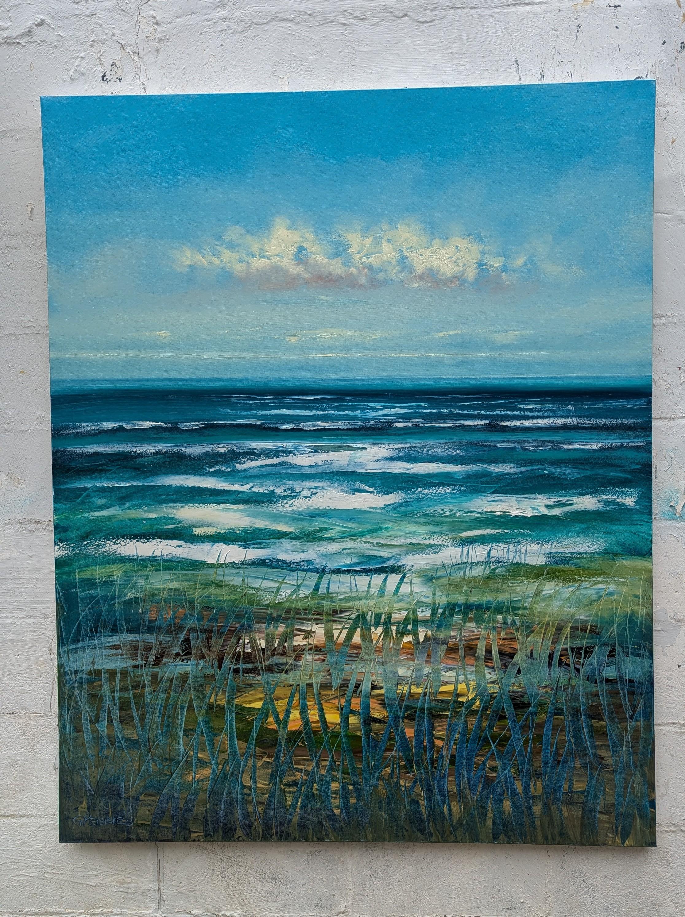 <p>Commentaires de l'artiste<br />Les vagues roulent doucement vers le rivage, reflétant des nuances de bleu et de vert sous un ciel lumineux. Les hautes herbes au premier plan se balancent légèrement, ajoutant de la texture à ce paysage marin