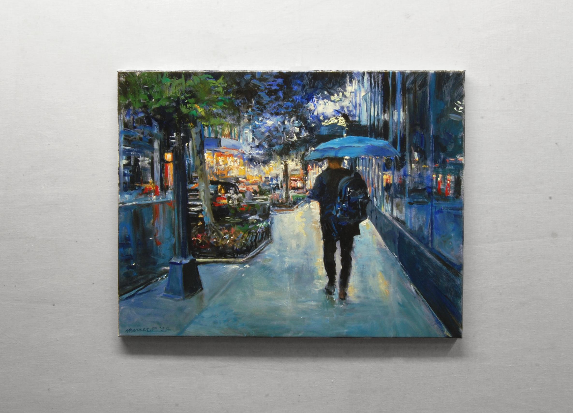 <p>Artistics Comments<br />Une personne marche dans une rue pluvieuse de Manhattan sous un parapluie bleu. Des vitrines lumineuses bordent le trottoir, ajoutant de la chaleur à la fraîcheur et à l'humidité ambiantes. Inspiré par un après-midi