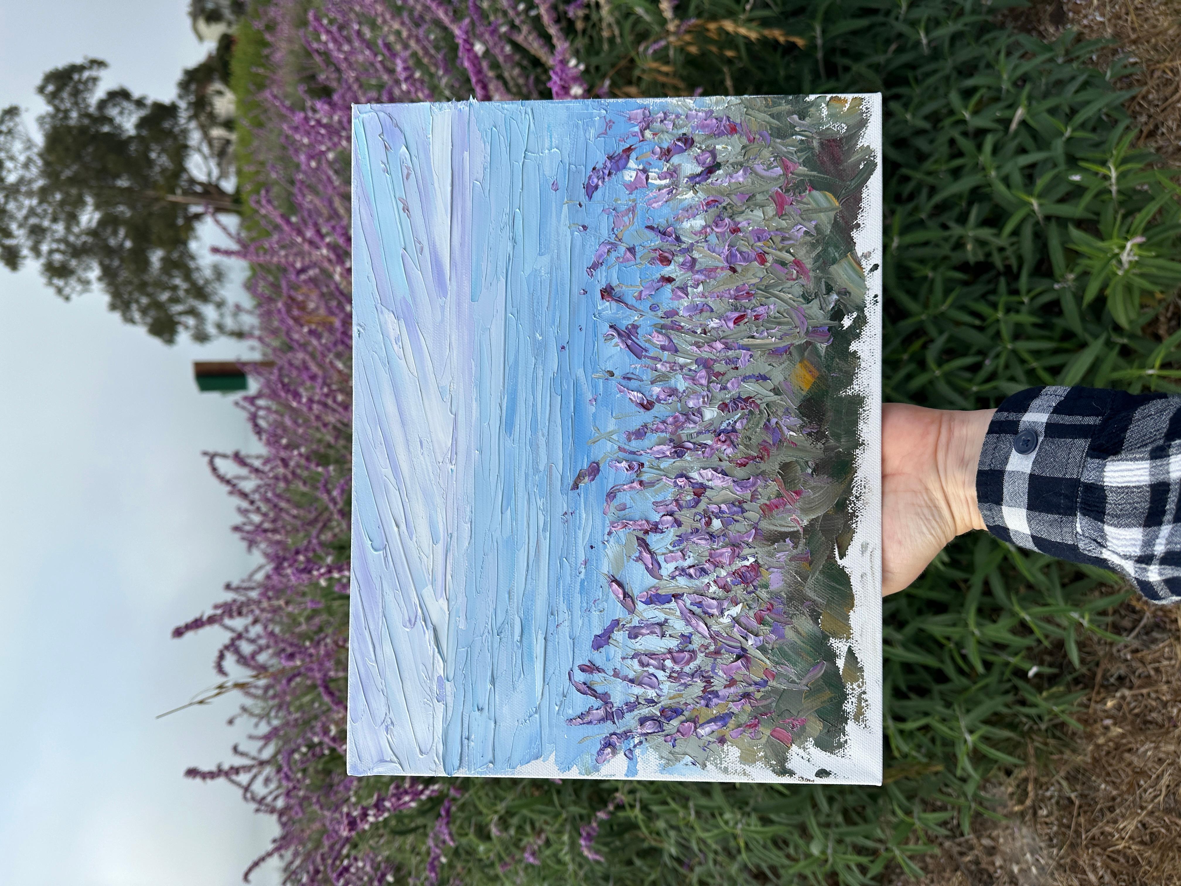 <p>Commentaires de l'artiste<br />Des fleurs sauvages encadrent les falaises, offrant une vue tranquille sur l'océan Pacifique. Les bleus et les violets ajoutent un ton apaisant et froid à la scène. L'artiste Lisa Elley a peint cette œuvre côtière