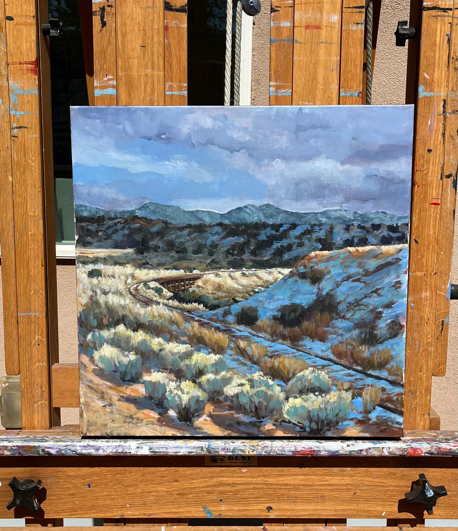 <p>Comentarios del artista<br />Las estrechas vías del tren van de Santa Fe a Lamy, Nuevo México, acompañadas de un sendero que discurre a su lado. La luz de principios de primavera añade calidez a la escena, mientras que en las laderas