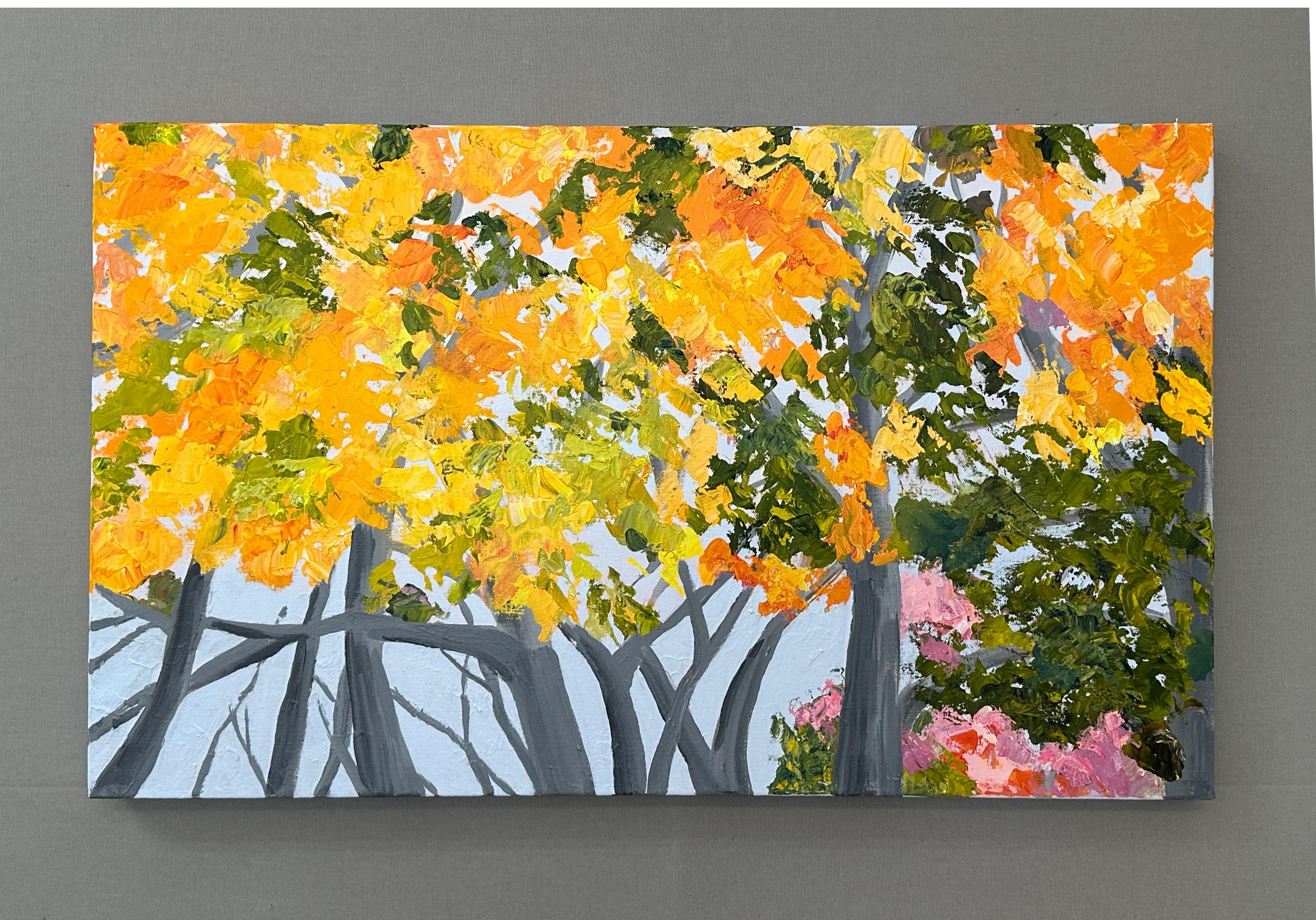 <p>Comentarios del artista<br />Las hayas se yerguen altas, sus hojas otoñales cambian a tonos amarillos y rojizos. Bajo ellos, un arbusto de rododendro silvestre añade un toque de rosa a la escena. Las pinceladas expresivas y los colores vivos