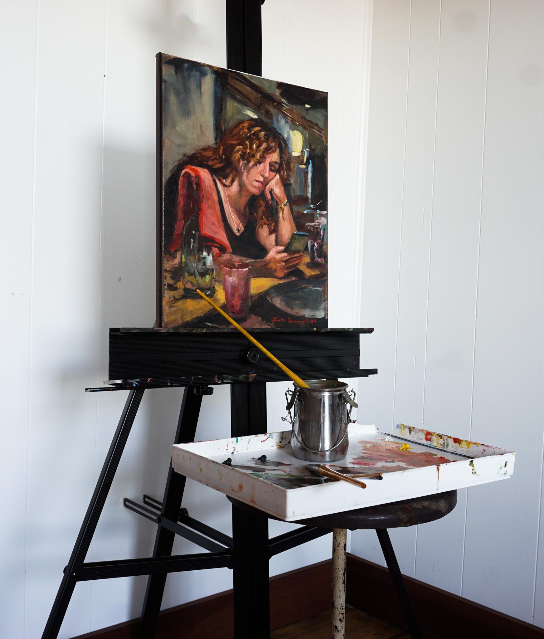 <p>Artistics Comments<br />Une serveuse, momentanément distraite de ses tâches, regarde son téléphone, dans l'attente d'un texte important. Bien que le décor suggère qu'elle devrait être en train d'éplucher des pommes de terre ou de nettoyer des