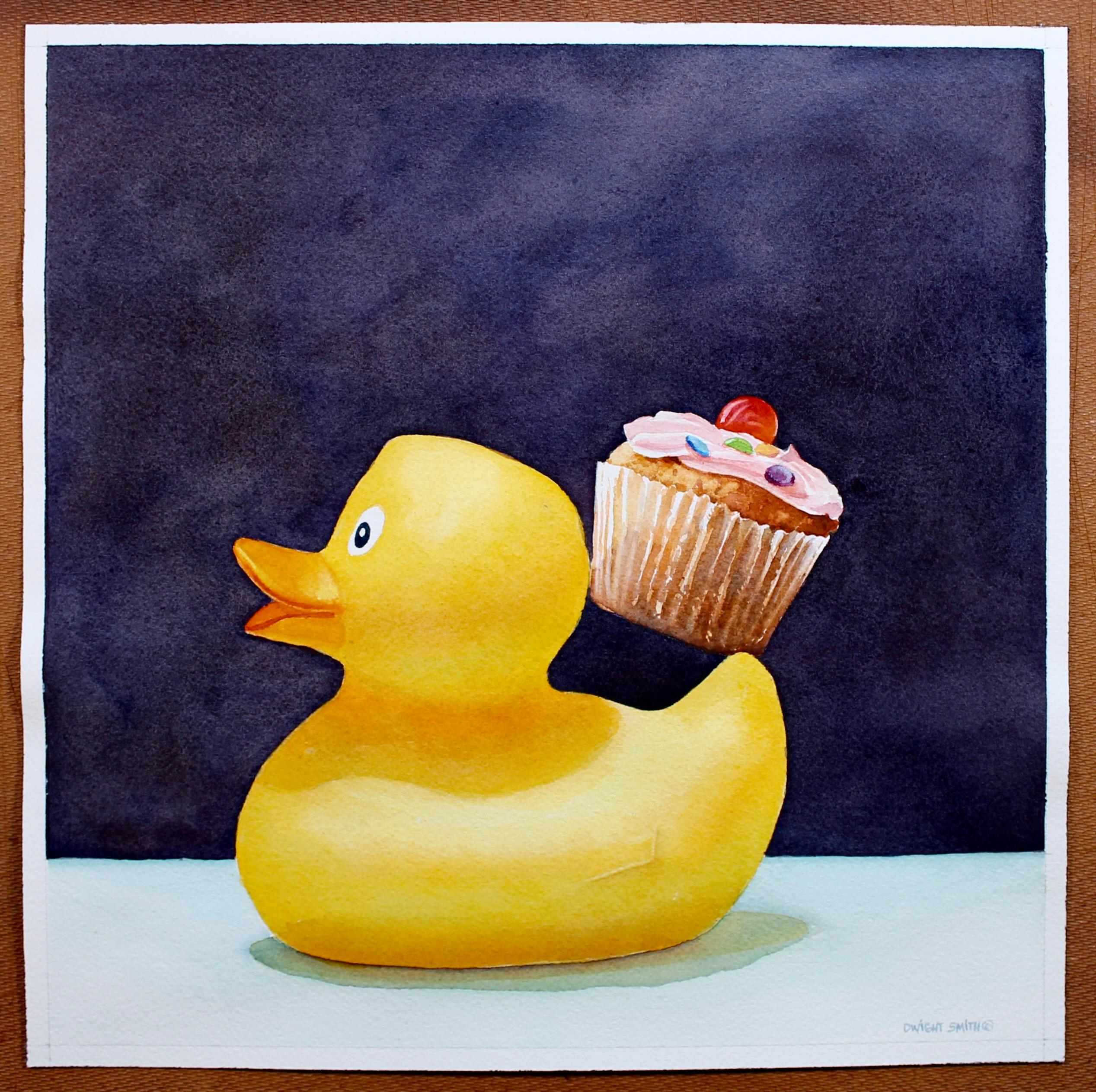 <p>Commentaires de l'artiste<br />Un canard en caoutchouc jaune porte un petit gâteau sur son dos. L'arrière-plan bleu foncé et violet met en valeur les tons chauds des sujets. La composition dégage une énergie à la fois surréaliste et ludique. Le