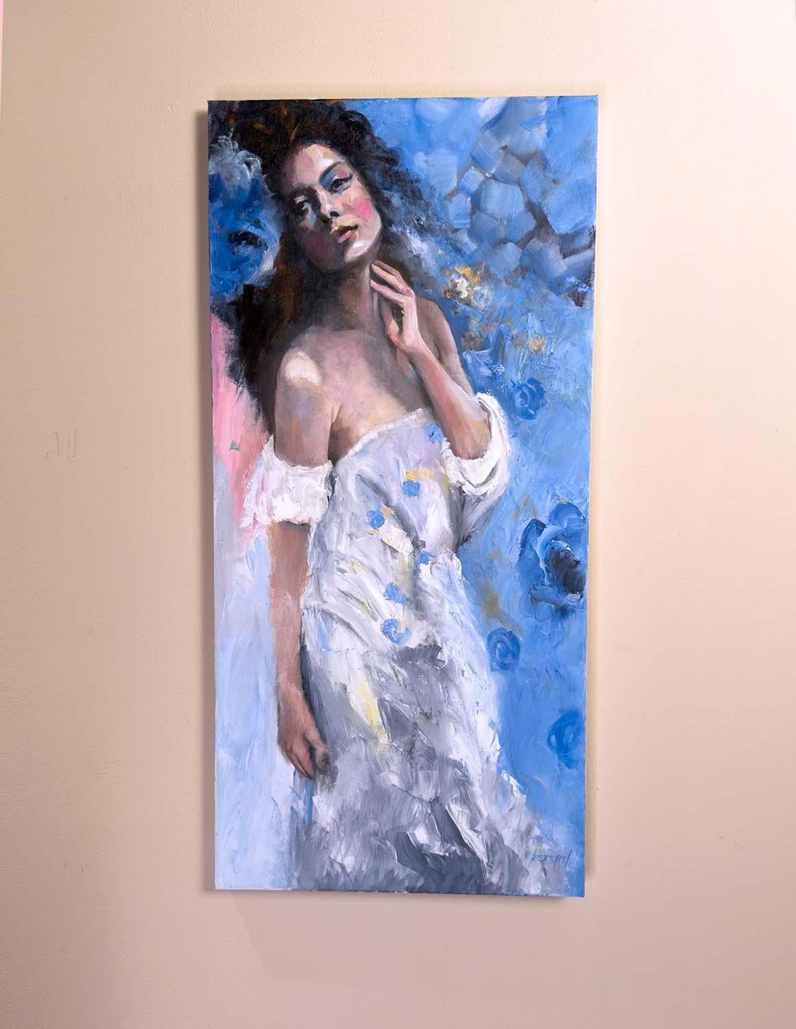 <p>Artistics Comments<br />Une femme vêtue d'une robe blanche fluide se tient debout, l'air détendu. Ses cheveux noirs encadrent son expression tranquille. Des bleus doux et des roses tendres l'entourent, se fondant dans un arrière-plan éthéré