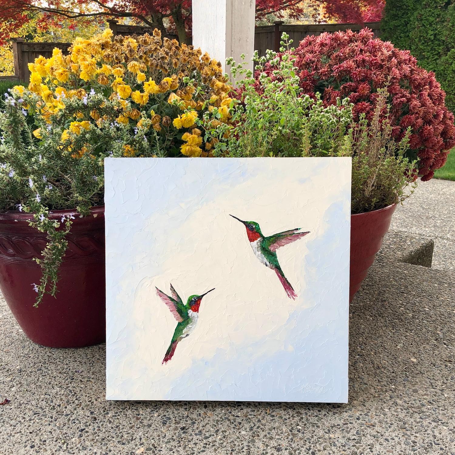 <p>Comentarios del artista<br />Una pareja de colibríes se eleva por encima, buscando un lugar donde posarse. Sus cuerpos ricos en tonos joya destacan sobre el suave cielo. Inspirada en la vista de la artista Karen Barton desde su jardín, la escena