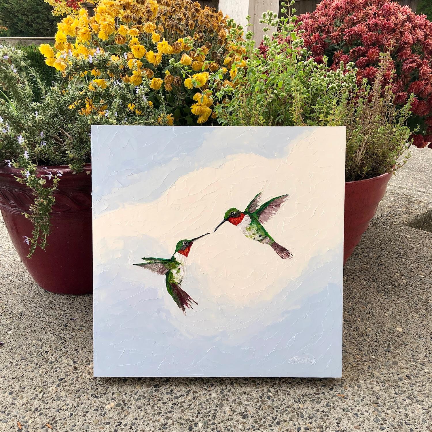 <p>Kommentare des Künstlers<br />Zwei juwelenfarbene Kolibris sind auf der Suche nach einem Landeplatz in eine delikate Interaktion verwickelt. Ihre leuchtend grünen und roten Federn heben sich von dem verträumten Pastellhimmel ab. Inspiriert durch