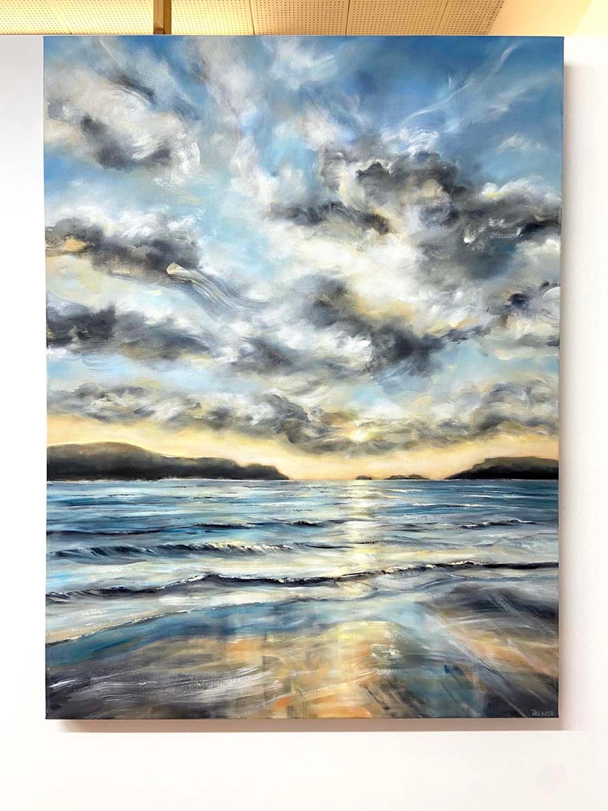 <p>Commenti dell'artista<br />Un cielo vibrante si sposta rapidamente sull'acqua scintillante, trasformando la scena costiera in un regno radioso. La composizione evoca serenità e una profonda esplorazione dell'io interiore. L'artista Tiffany Blaise