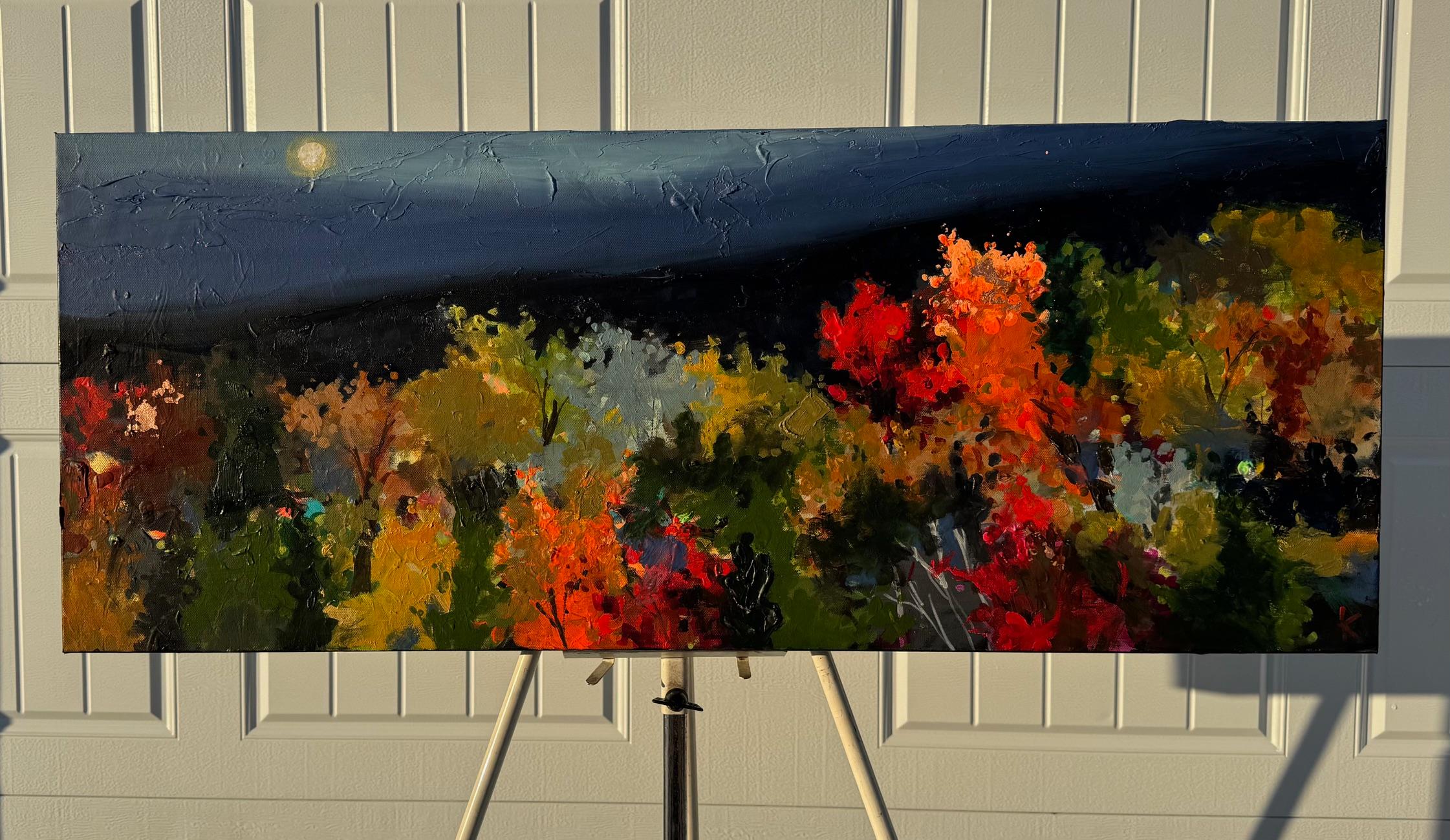 <p>Commenti dell'artista<br />Gli alberi arancioni e rossi abbracciano le montagne della Mount Washington Valley, creando un'audace ed espressiva esposizione di tonalità autunnali. La luna getta una luce delicata sul paesaggio, esaltandone la