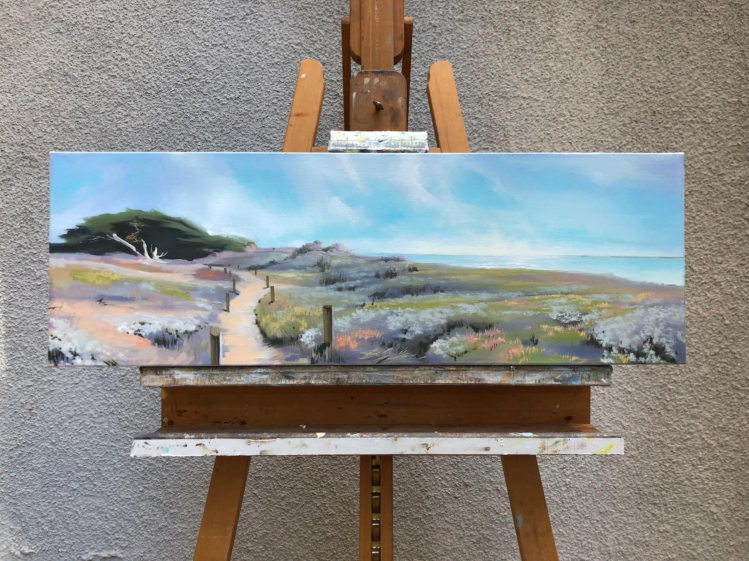 <p>Commentaires de l'artiste<br />Des restes de brouillard scintillent au-dessus de Moonstone Beach, jetant une lueur argentée le long du sentier. Les taches de lavande et le feuillage vibrant se mêlent à l'herbe verte, créant une palette dynamique.