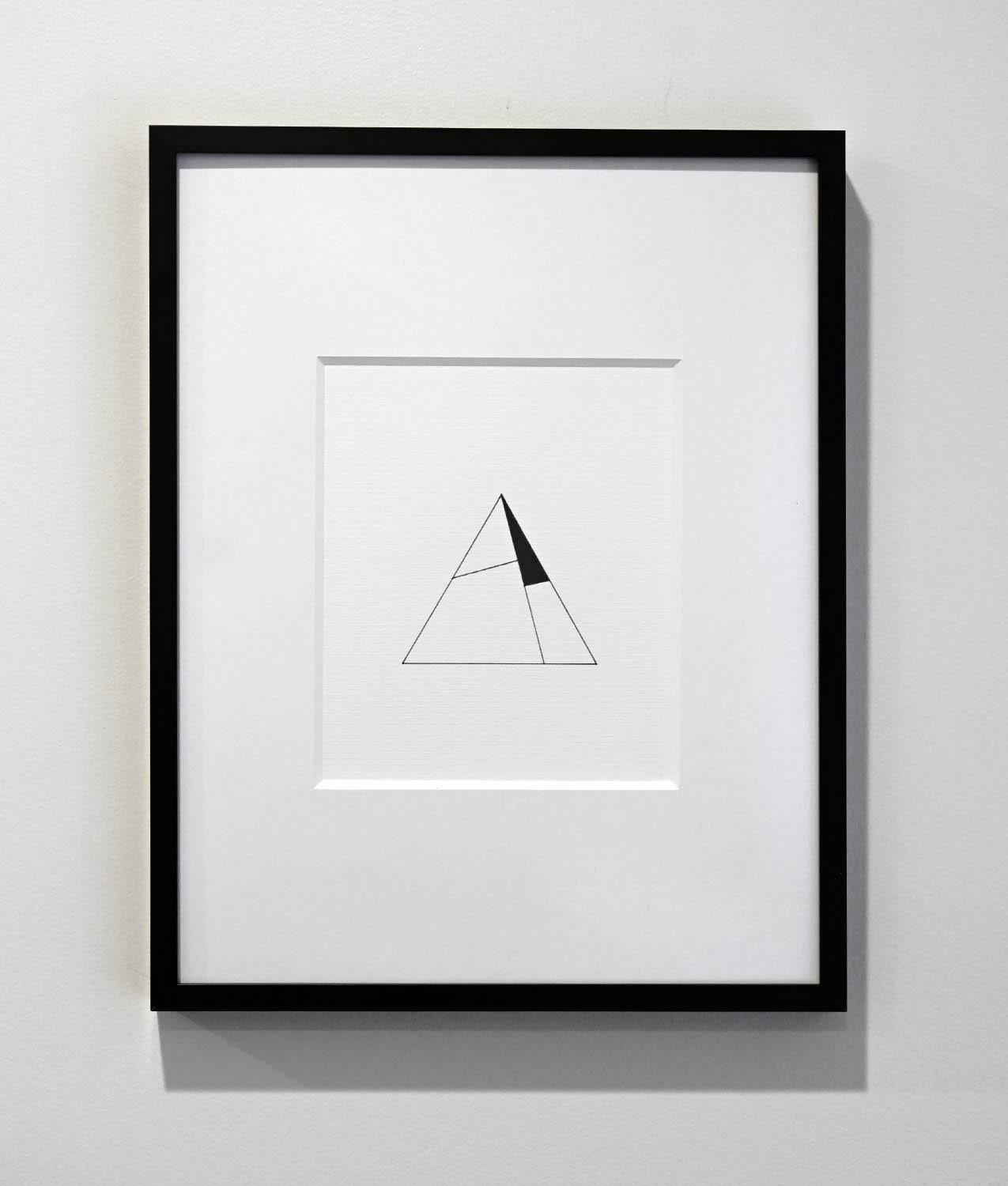 <p>Commenti dell'artista<br />Un triangolo equilatero e linee pulite creano un'estetica minimalista ma audace, che riflette l'artista  La maestria di John Diehl nella precisione geometrica e nell'arte a mano libera. Parte della Starlight Collection