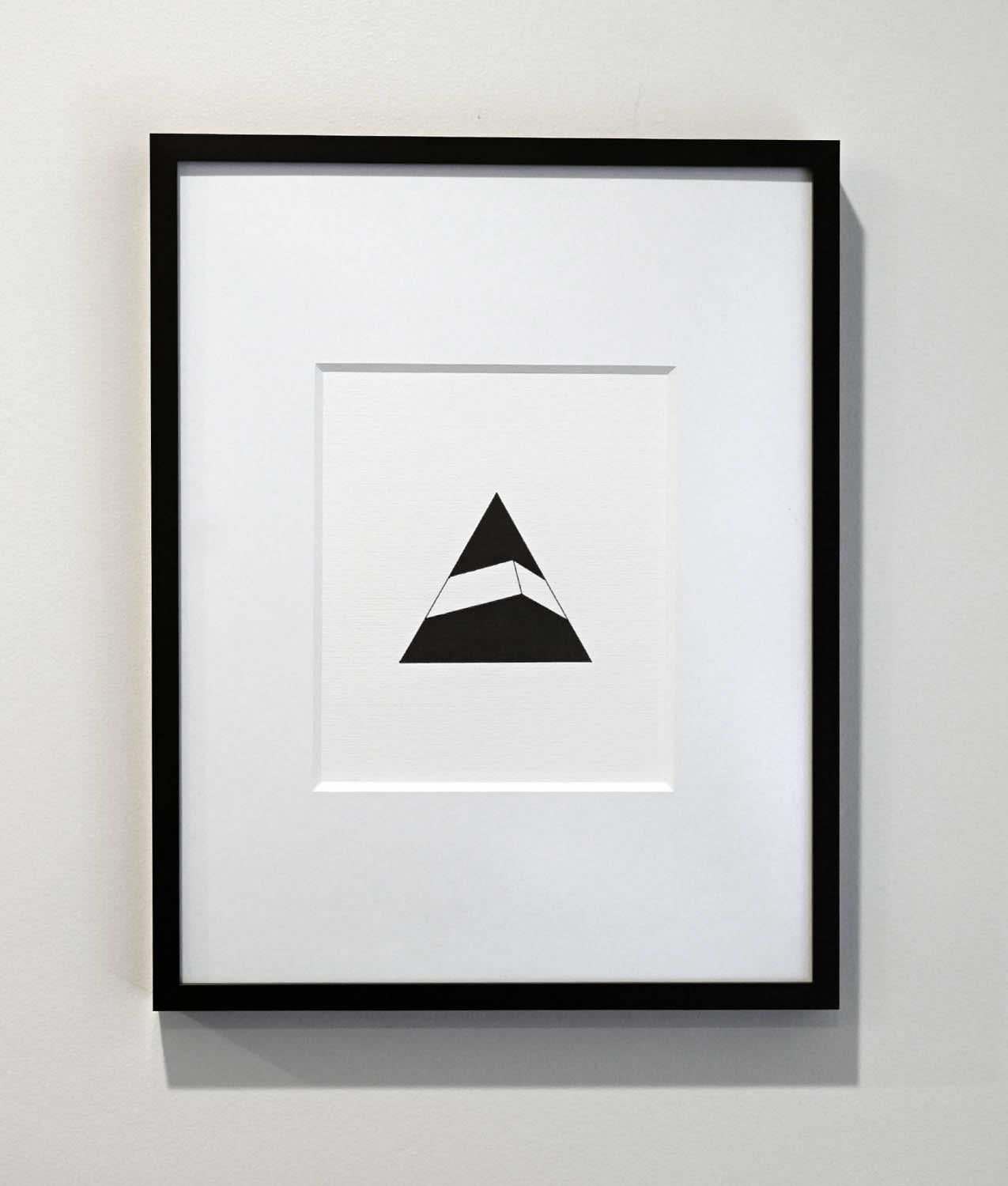 <p>Commenti dell'artista<br />Un audace triangolo nero su uno sfondo bianco crea una composizione minimalista ma di grande effetto. Riflette la maestria dell'artista John Diehls nella precisione geometrica e nell'arte a mano libera, caratterizzata