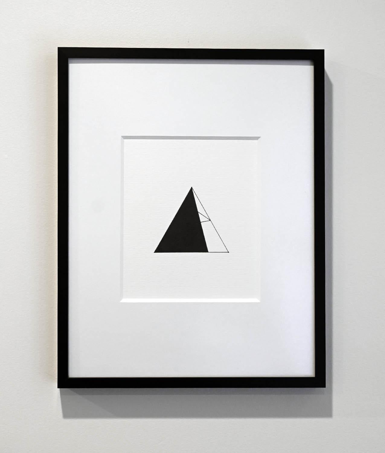 <p>Commentaires de l'artiste<br />Un triangle minimaliste émerge sur un fond blanc, dégageant un attrait à la fois audacieux et discret. Elle illustre la maîtrise de la précision géométrique par l'artiste John Eleg, à main levée, et se caractérise