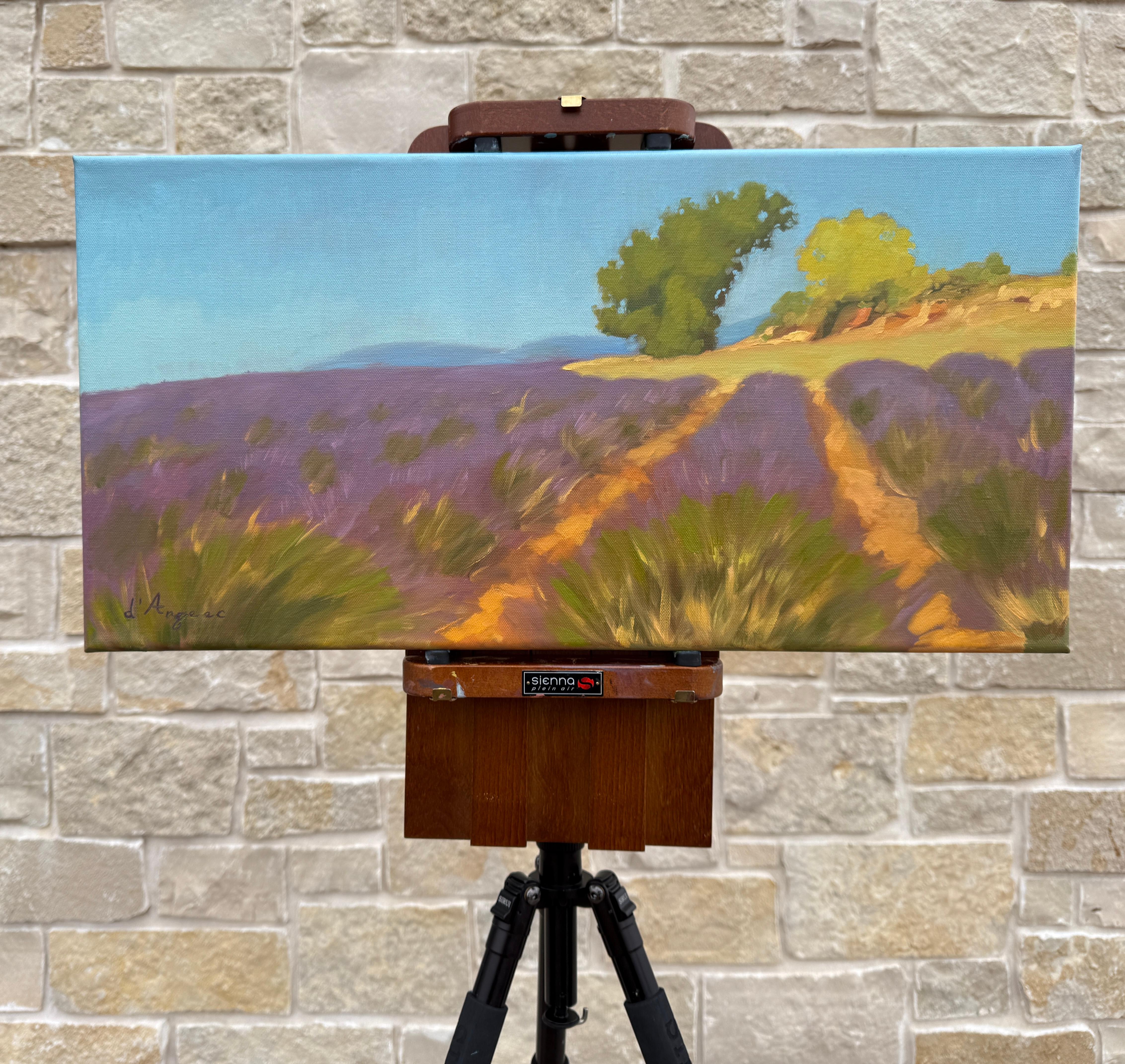 <p>Commentaires de l'artiste<br />Des rangées de lavande vibrante s'étendent vers l'horizon, leurs riches teintes violettes contrastant avec les allées dorées. La lumière chaude du soleil baigne le paysage, projetant une lueur sur les arbres