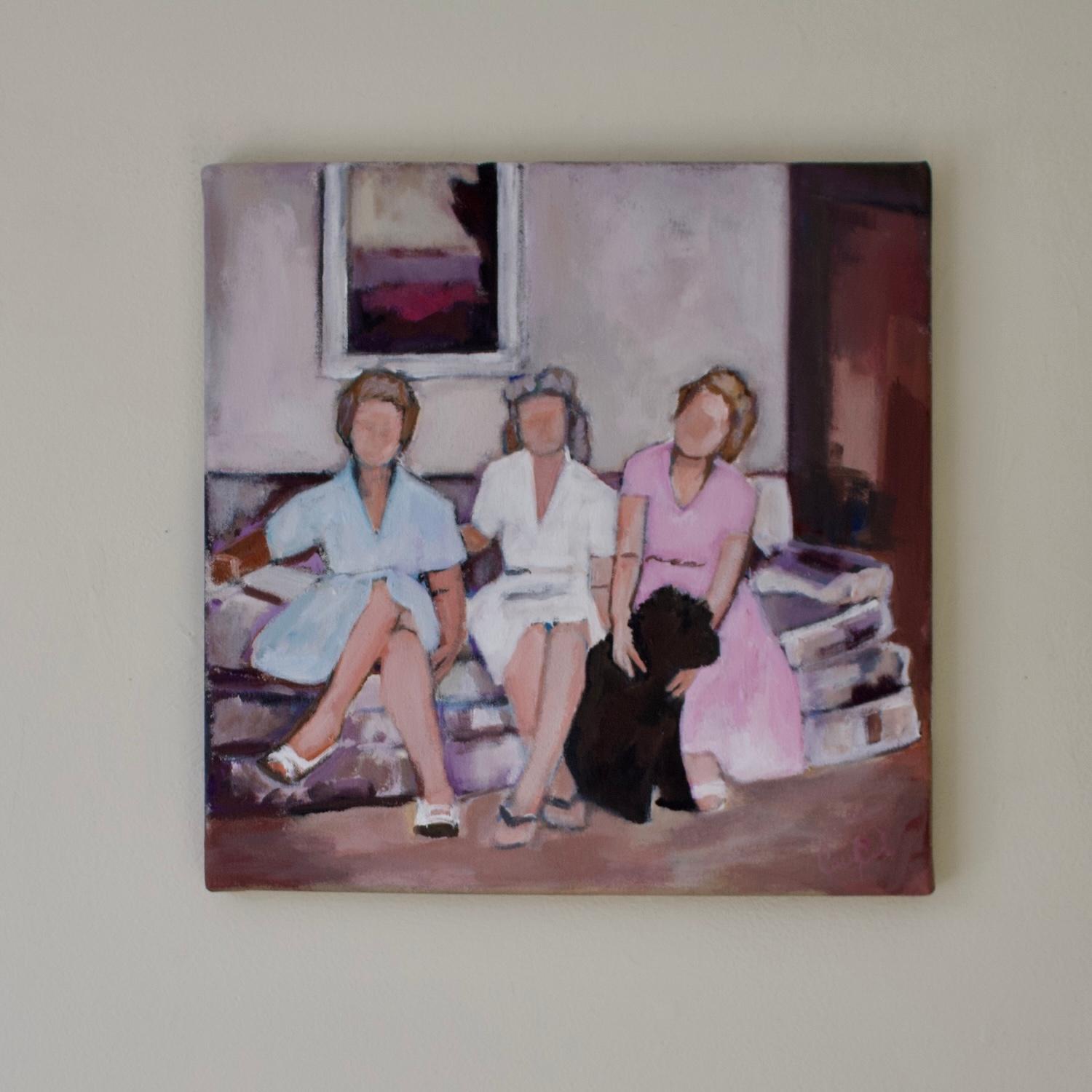 <p>Commenti dell'artista<br />Tre sorelle siedono vicine su un divano, la loro moda evoca la sensazione di uno stile hollywoodiano vintage. Un cane nero e peloso si siede sul pavimento e si gode la loro compagnia. Ispirata alle foto di famiglia