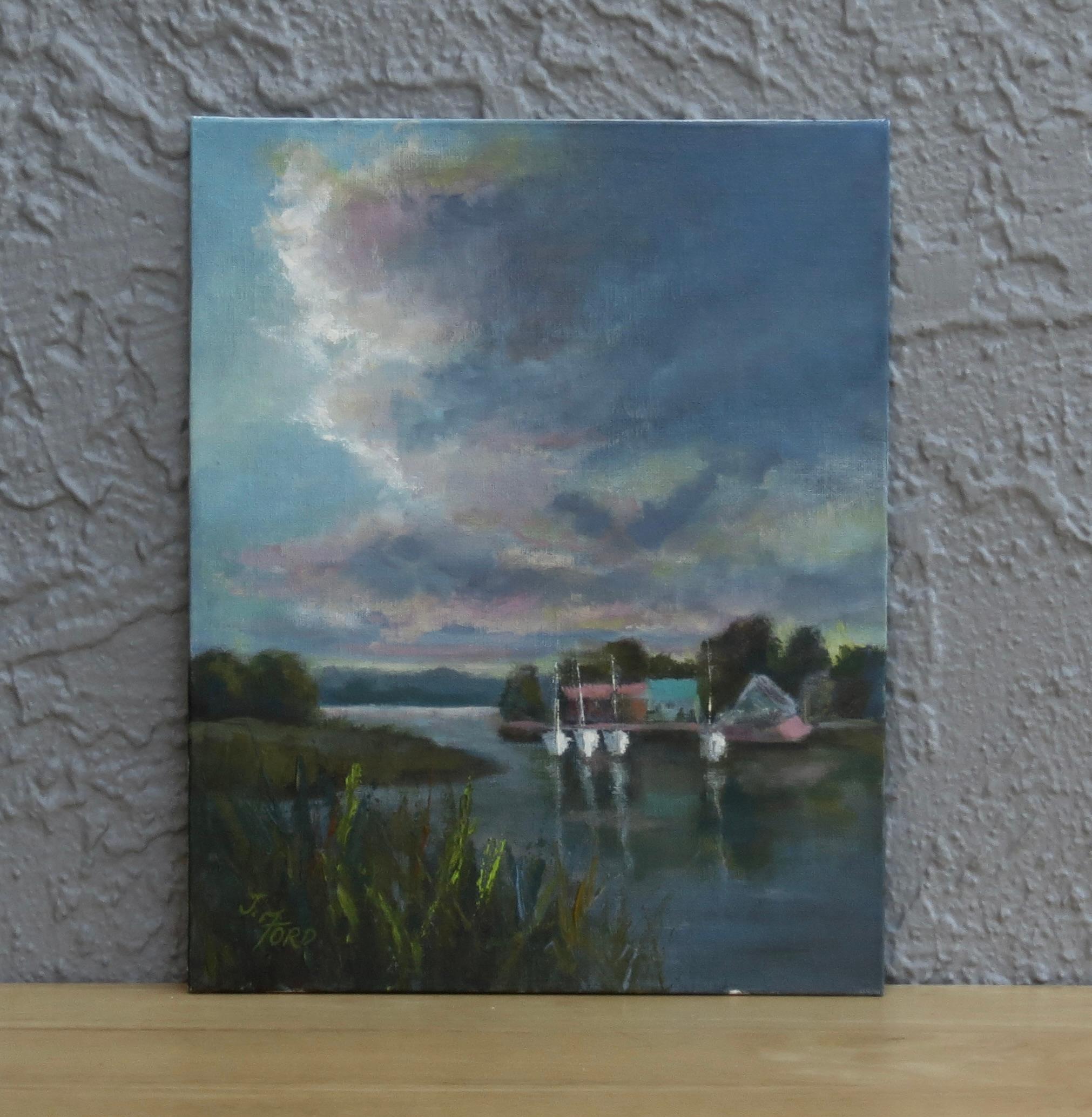 <p>Commenti dell'artista<br />L'artista Joanie Ford immortala una giornata nuvolosa con barche a vela attraccate in un porto tranquillo. Il cielo coperto dà un tono lunatico, con i suoi colori tenui che si riflettono nell'acqua ferma. Le opere di