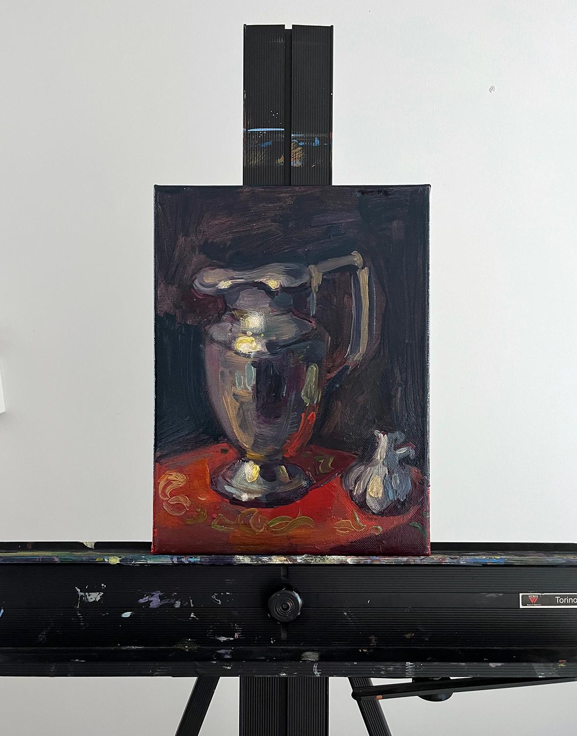 <p>Comentarios de la artista<br>La artista Tara Zalewsky-Nease reimagina el clÃ¡sico estudio del Viejo Maestro de un jarron de peltre, infundiÃ©ndole su estilo exuberante y gestual. Un diente de ajo apoyado sobre el tablero bordado le da un