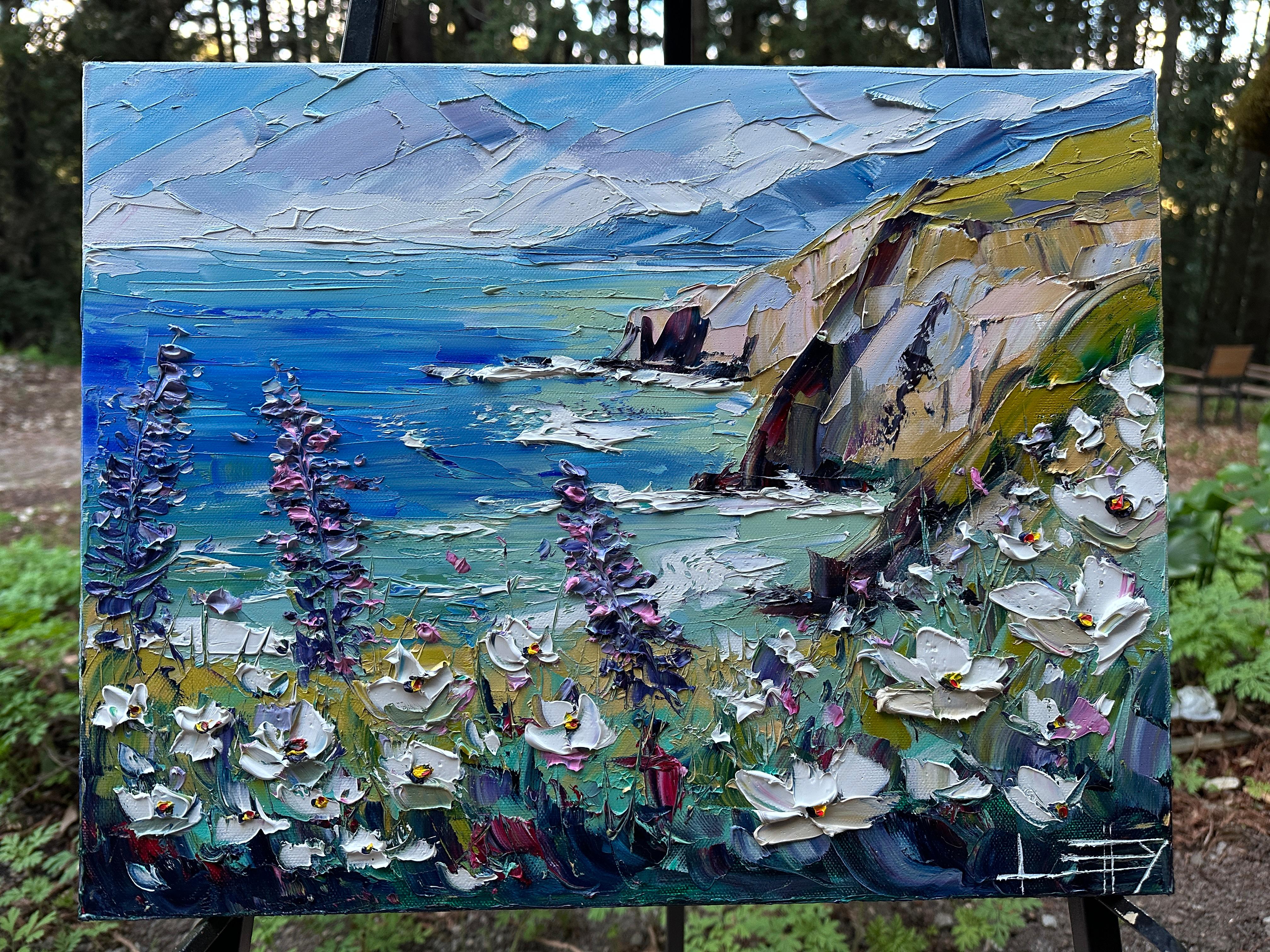 <p>Commentaires de l'artiste<br>Des fleurs sauvages fleurissent le long d'une falaise tandis que les nuages reflètent l'énergie des vagues qui s'écrasent. Des couleurs vives et des textures épaisses donnent vie au paysage côtier. L'artiste Lisa
