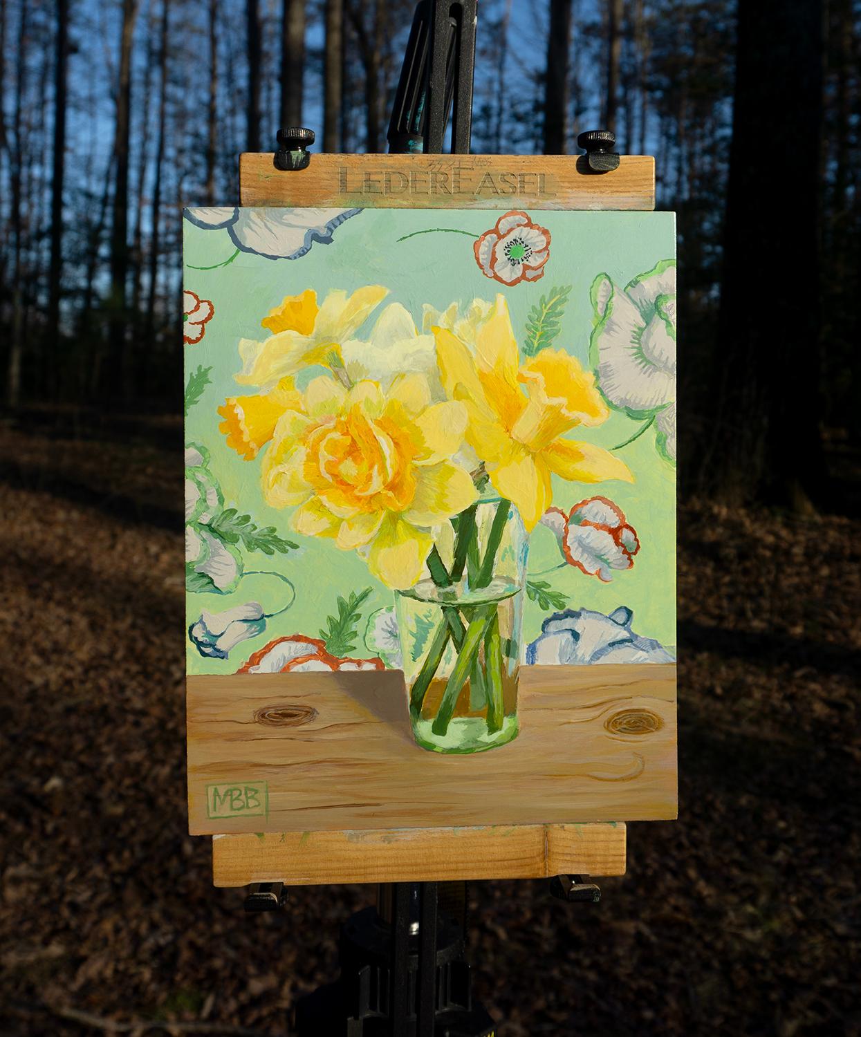 <p>Comentarios del artista<br>Los narcisos amarillos brillantes se asientan en un vaso verde, sus pétalos vibrantes exudan frescura. El fondo floral de tela añade viveza a la escena. La composición capta el espíritu acogedor de la