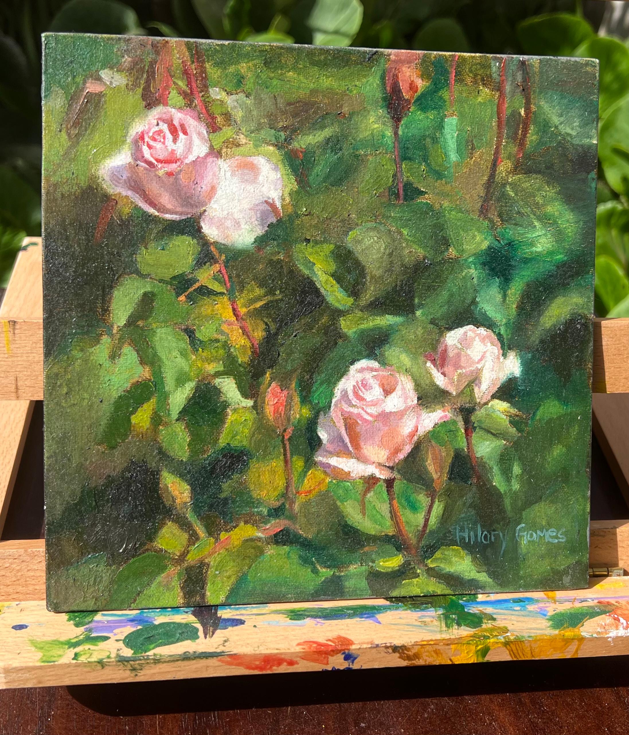 Trois bourgeons de roses rose clair, peinture à l'huile - Impressionnisme Painting par Hilary Gomes