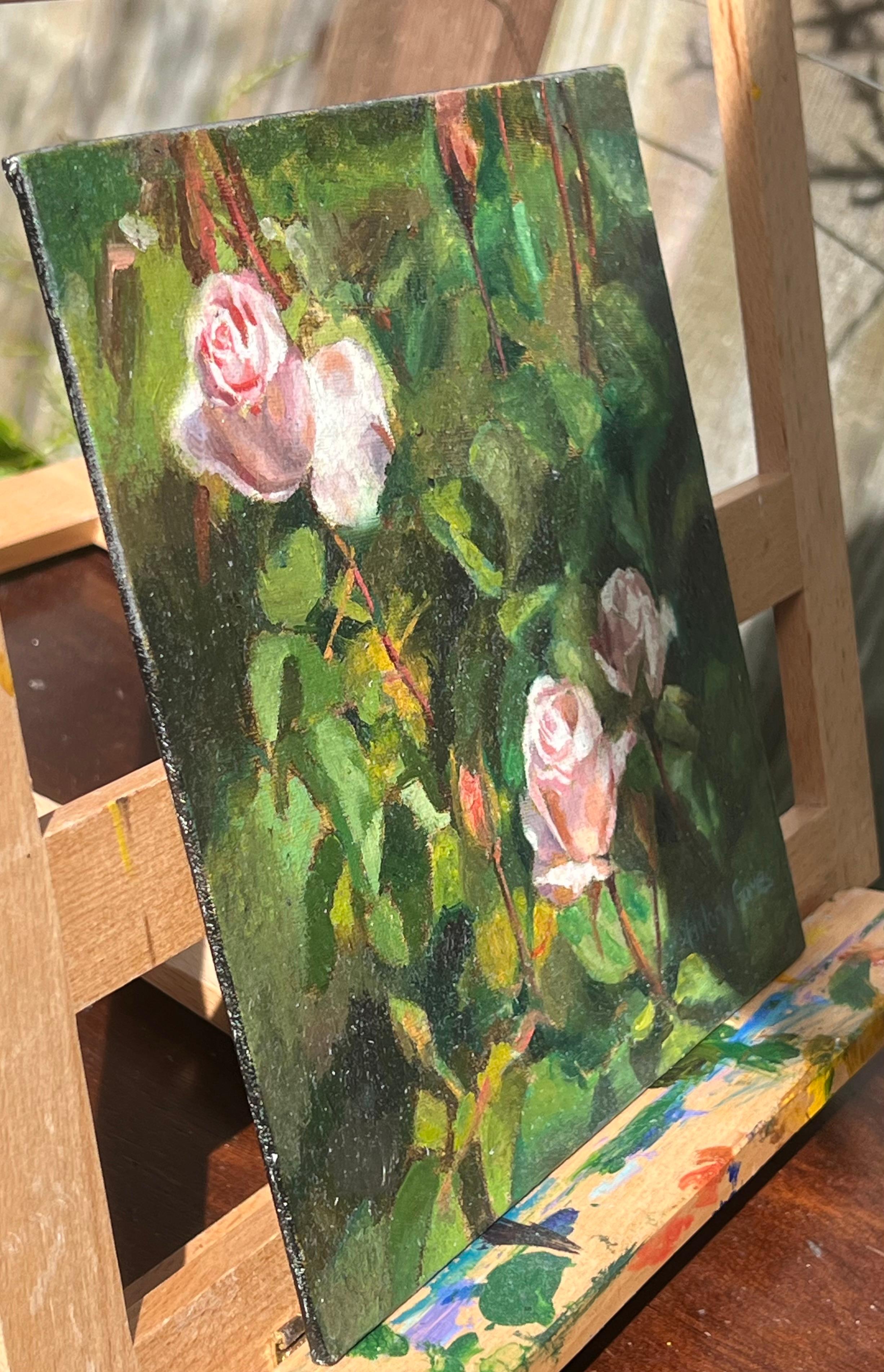 Trois bourgeons de roses rose clair, peinture à l'huile - Painting de Hilary Gomes